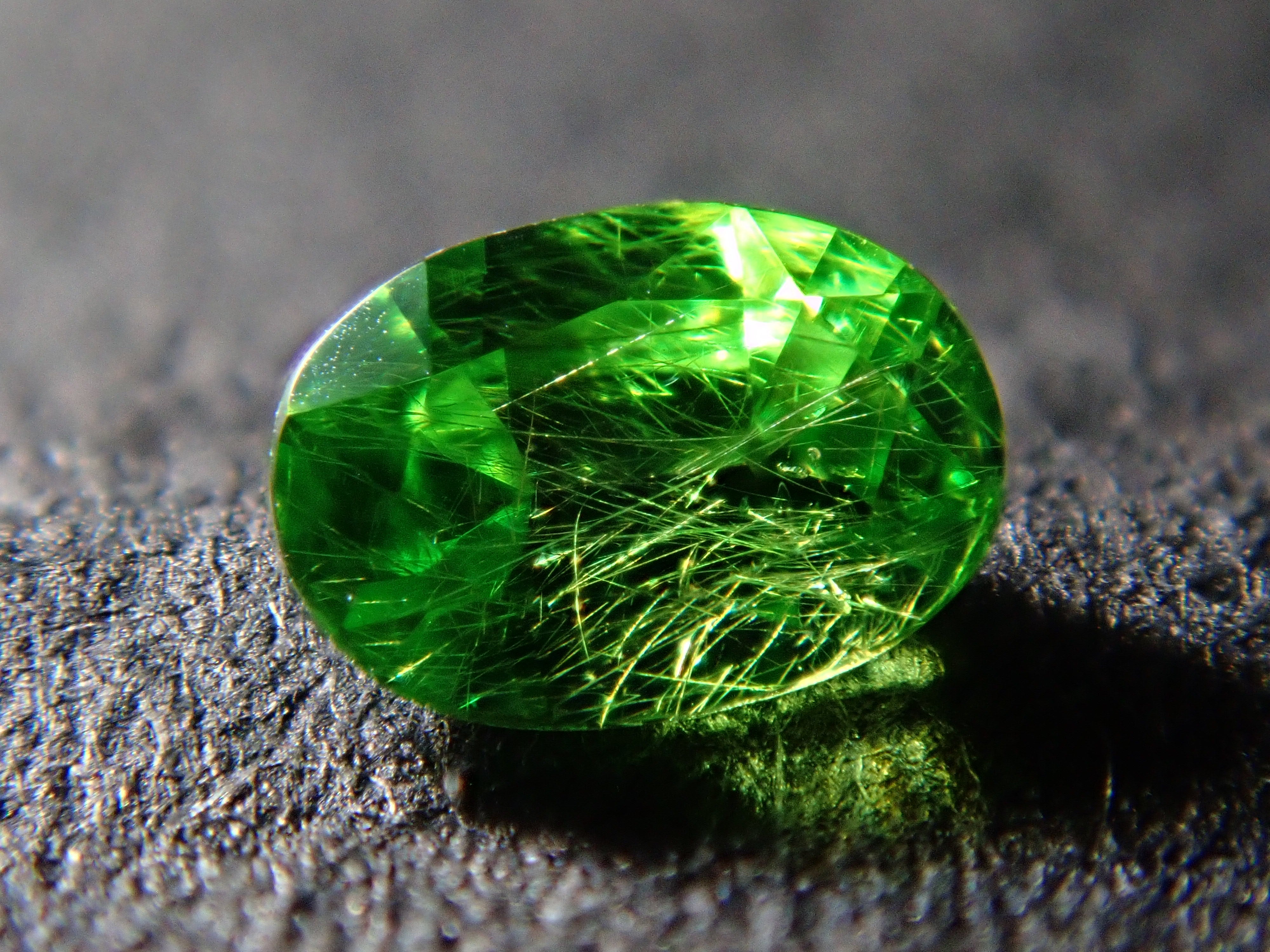 ロシア産デマントイドガーネット（ホーステール認む） 0.064ctルース