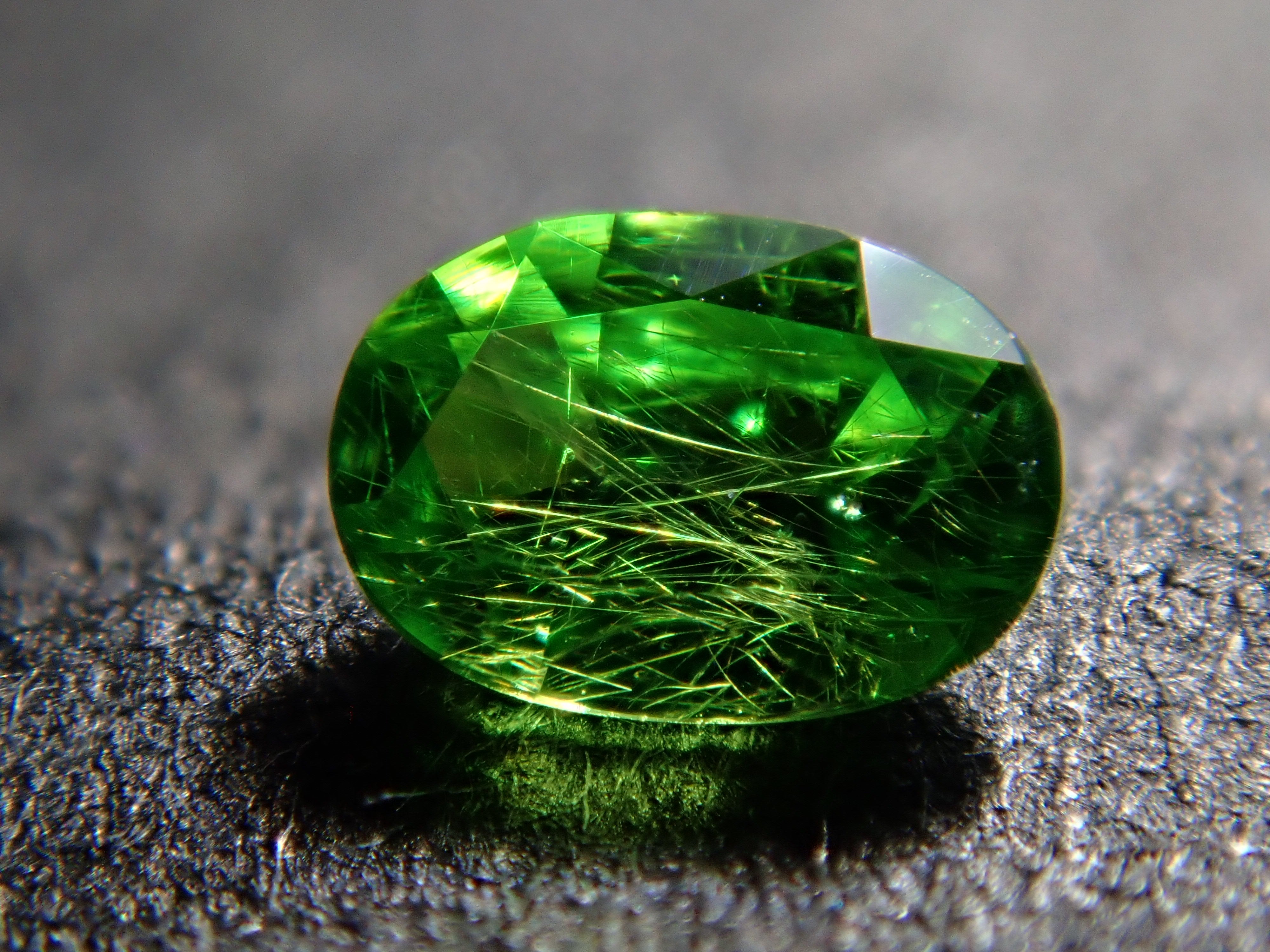 ロシア産デマントイドガーネット（ホーステール認む） 0.064ctルース