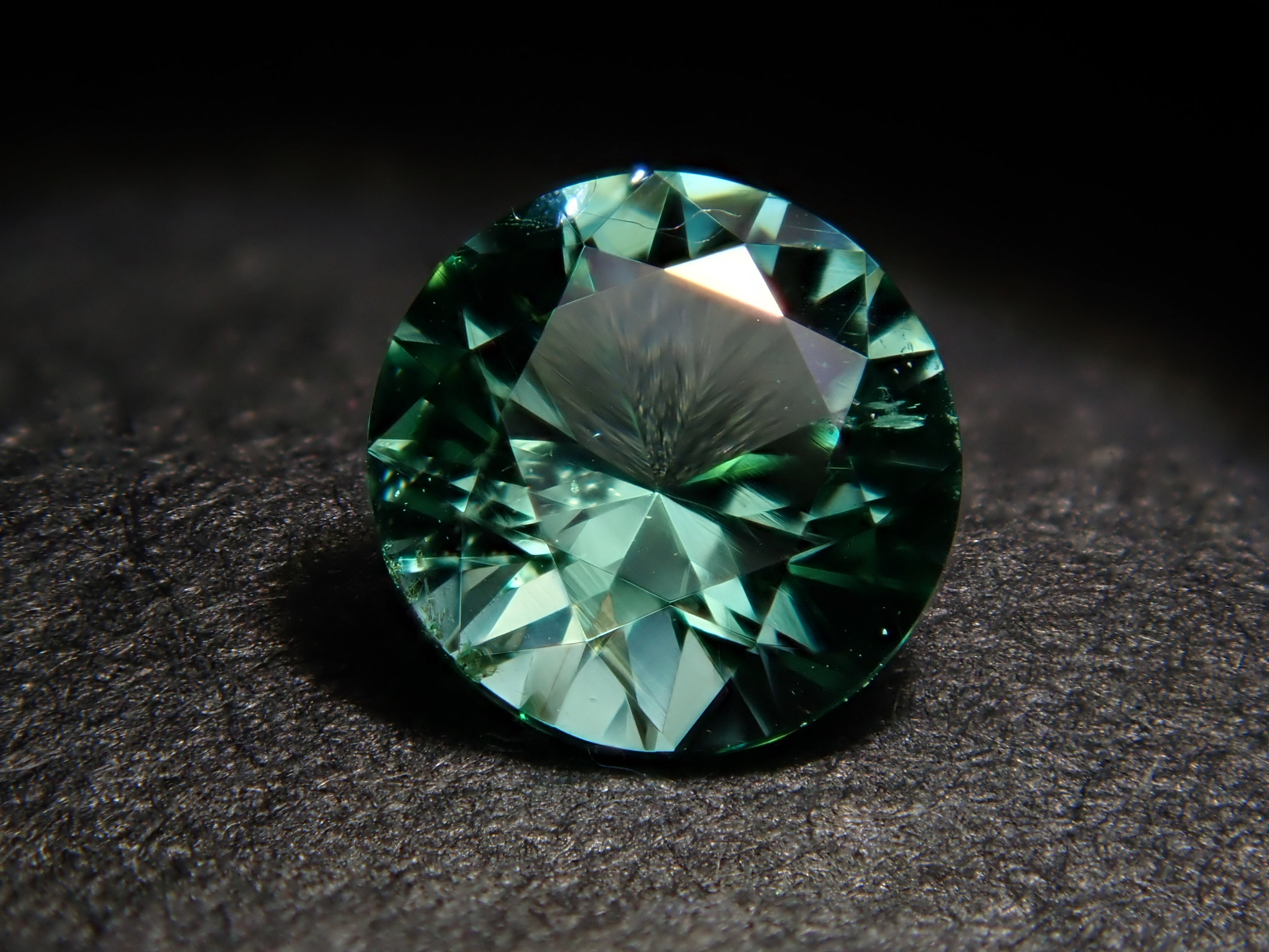 ロシア産ノンオイルエメラルド 0.212ctルース