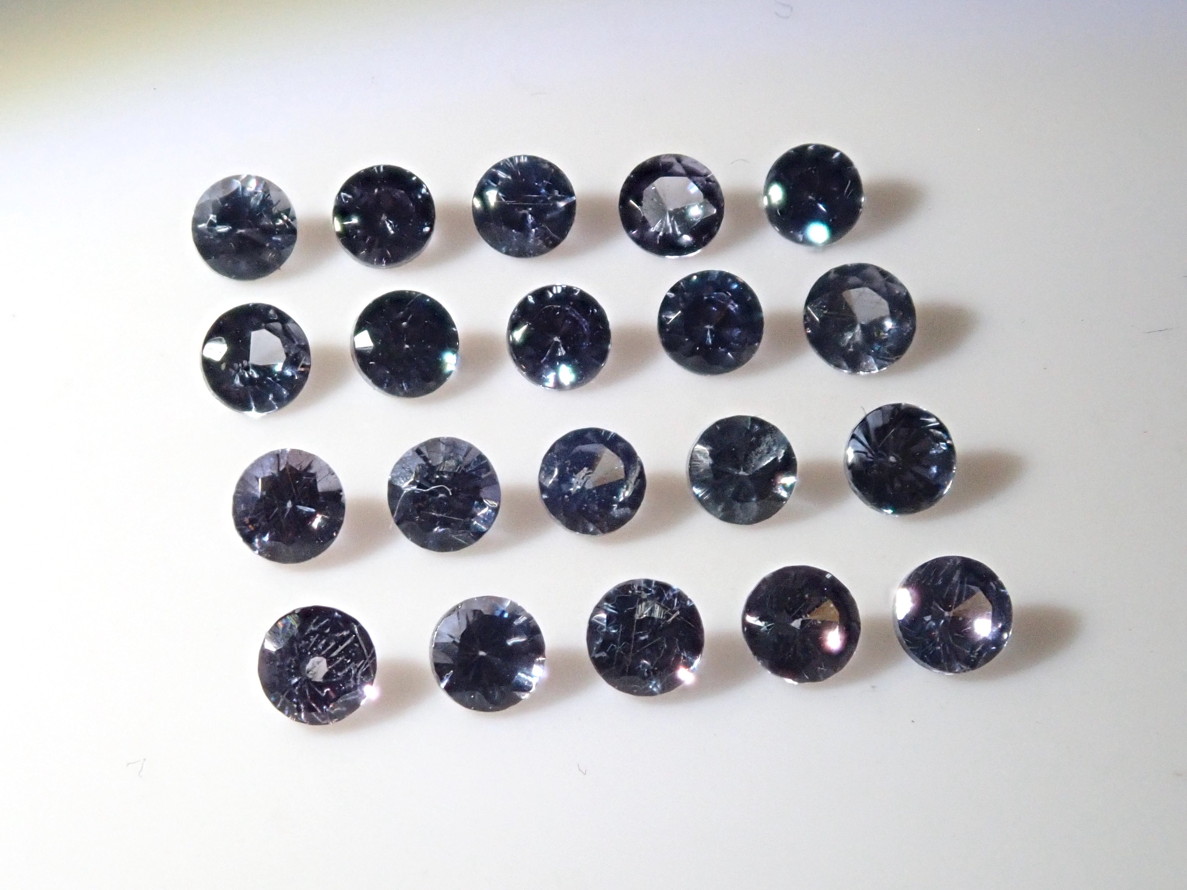 1 Bekily Blue Garnet from Madagascar (2mm, round cut)《Multiple purchase discounts available》