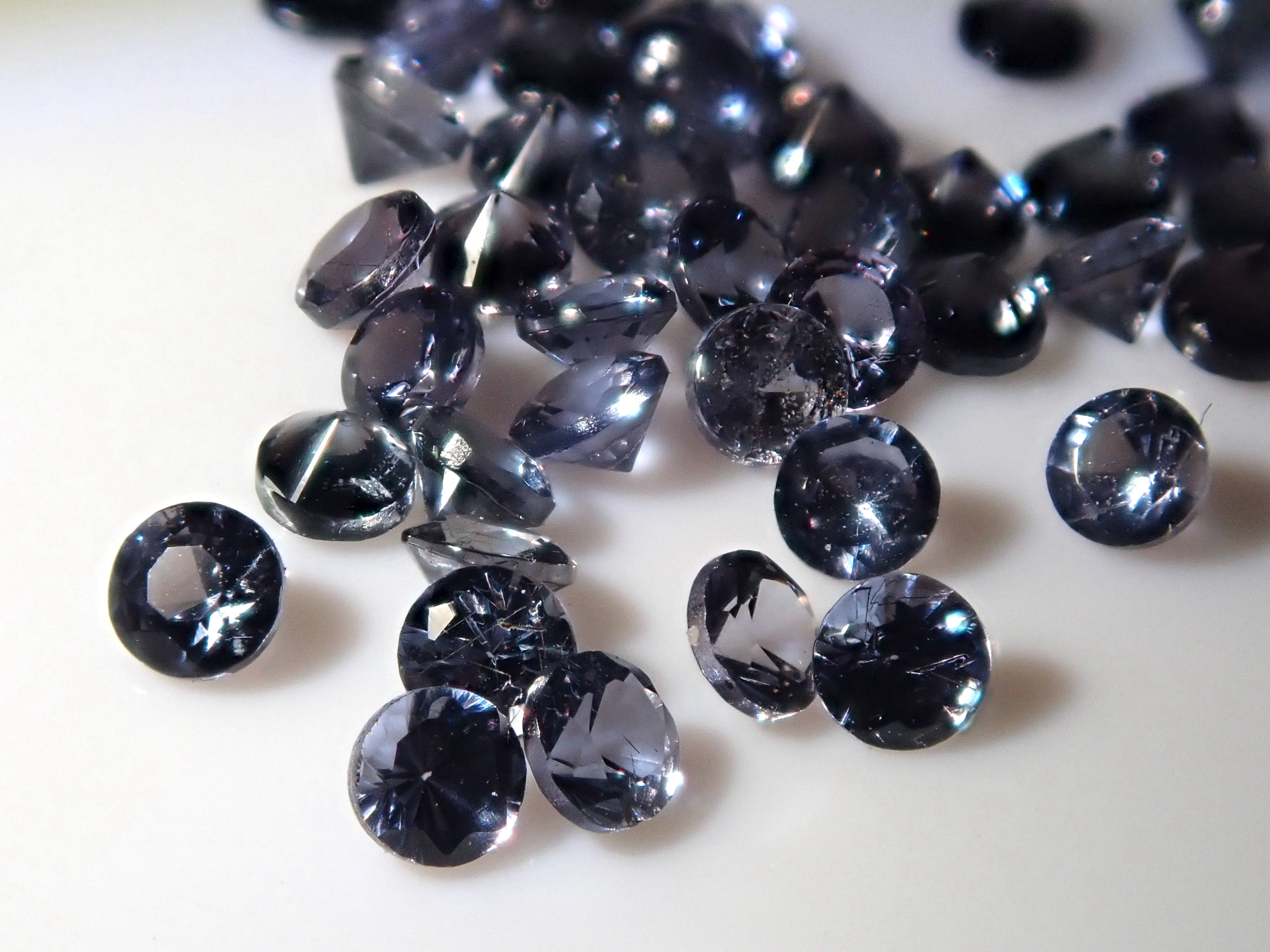 1 Bekily Blue Garnet from Madagascar (2mm, round cut)《Multiple purchase discounts available》