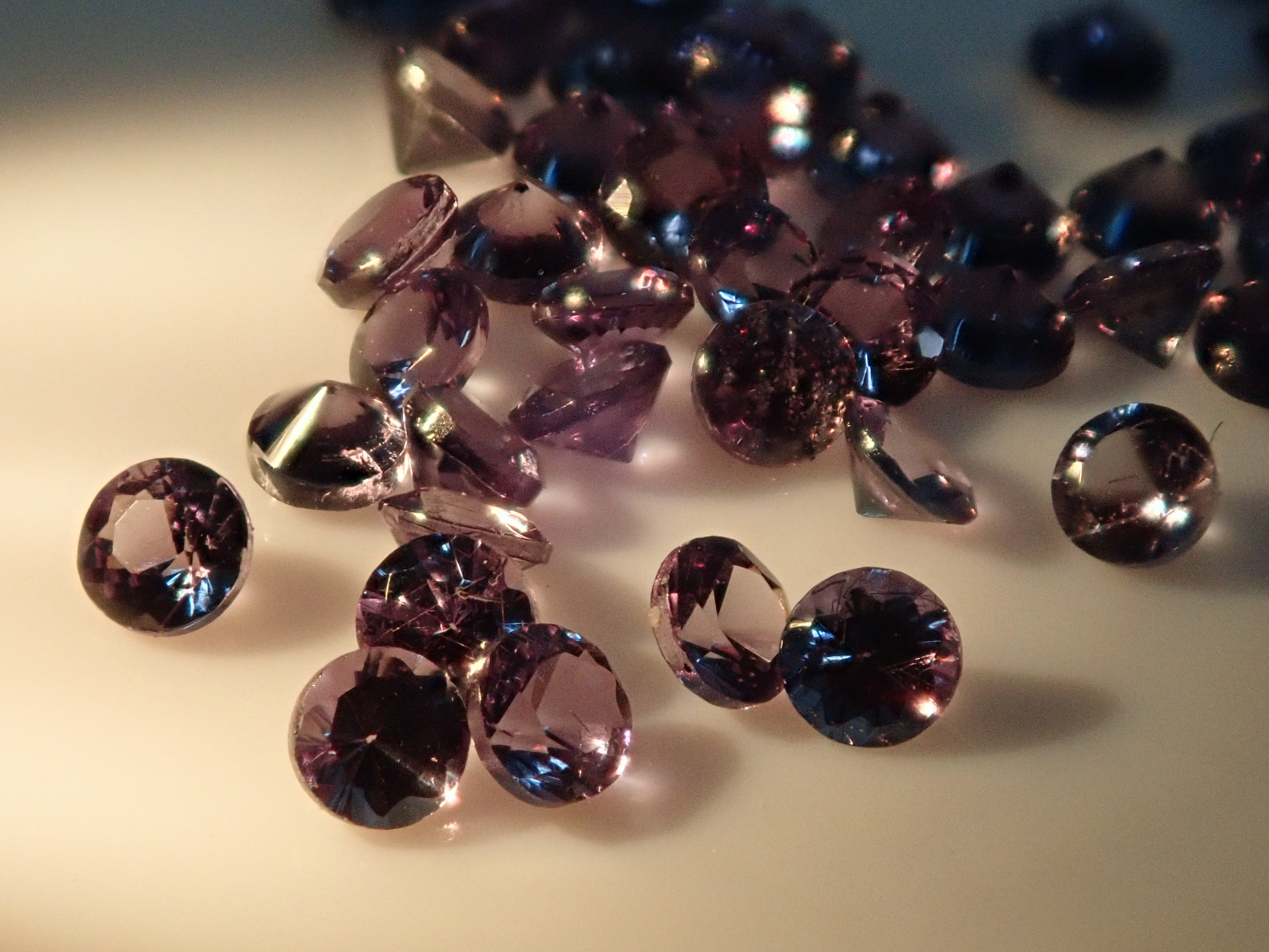 1 Bekily Blue Garnet from Madagascar (2mm, round cut)《Multiple purchase discounts available》