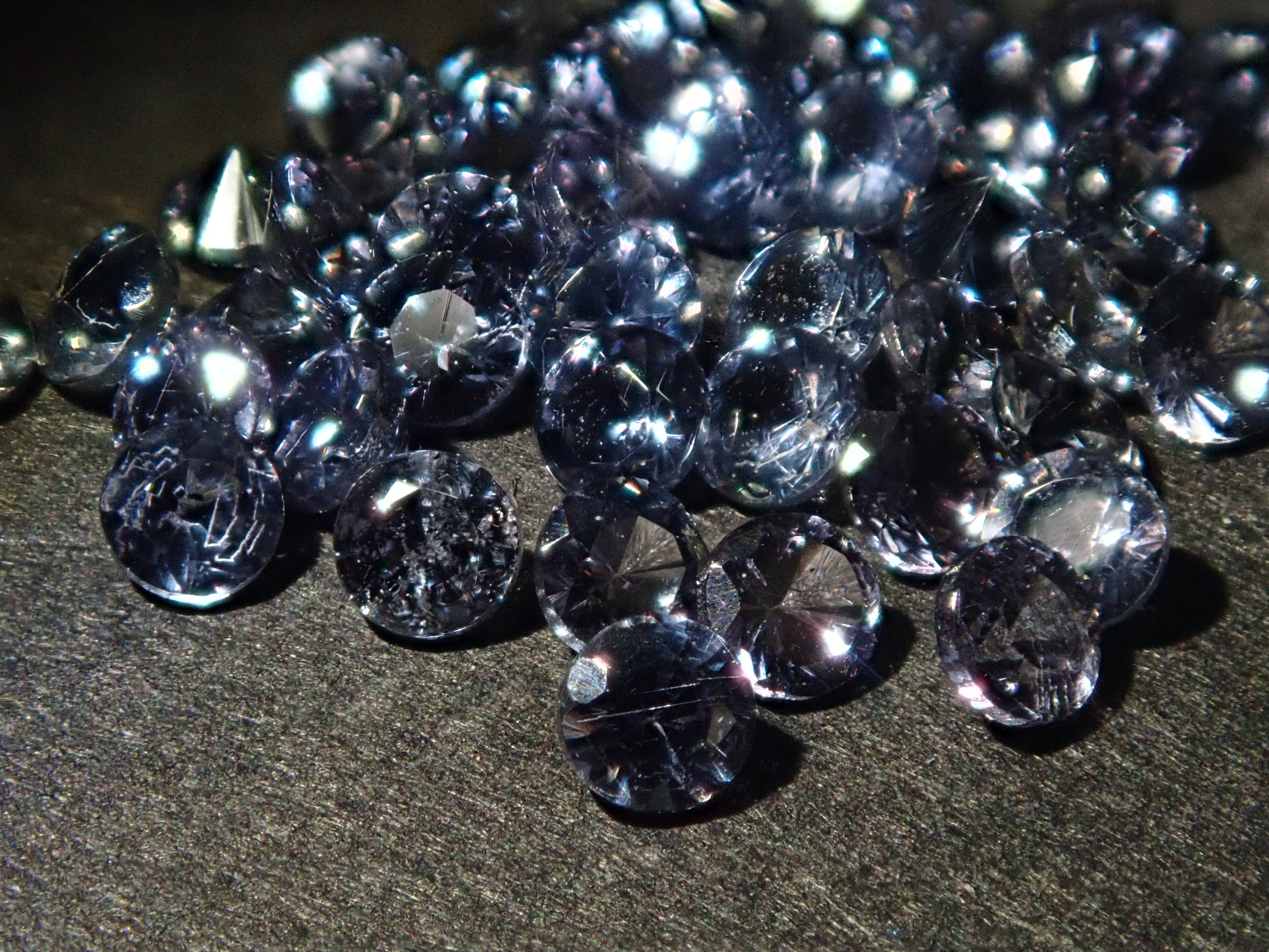 1 Bekily Blue Garnet from Madagascar (2mm, round cut)《Multiple purchase discounts available》