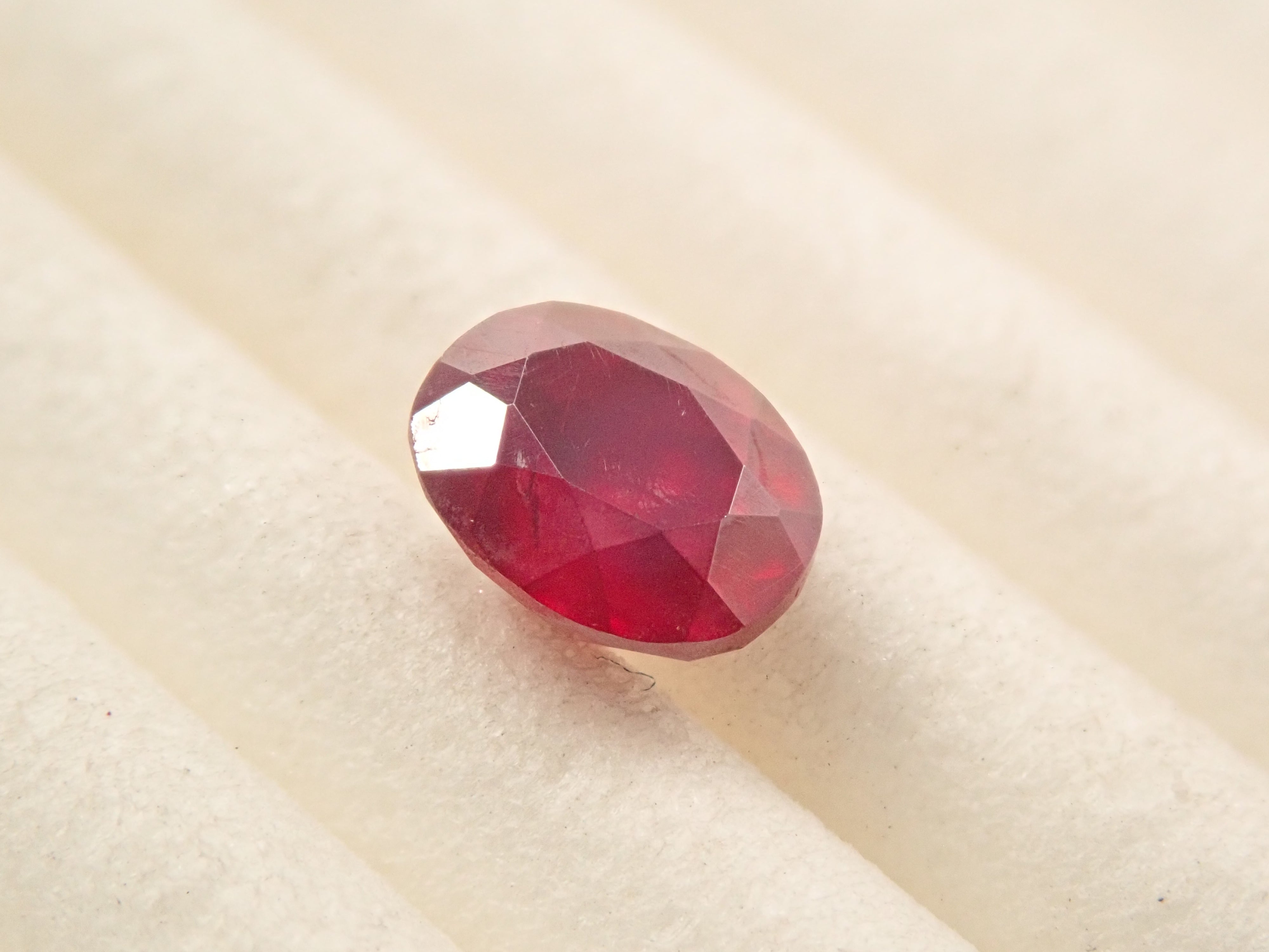 【1月10日晚間10點開售】1.347克拉中國硃砂裸石，附真品證書