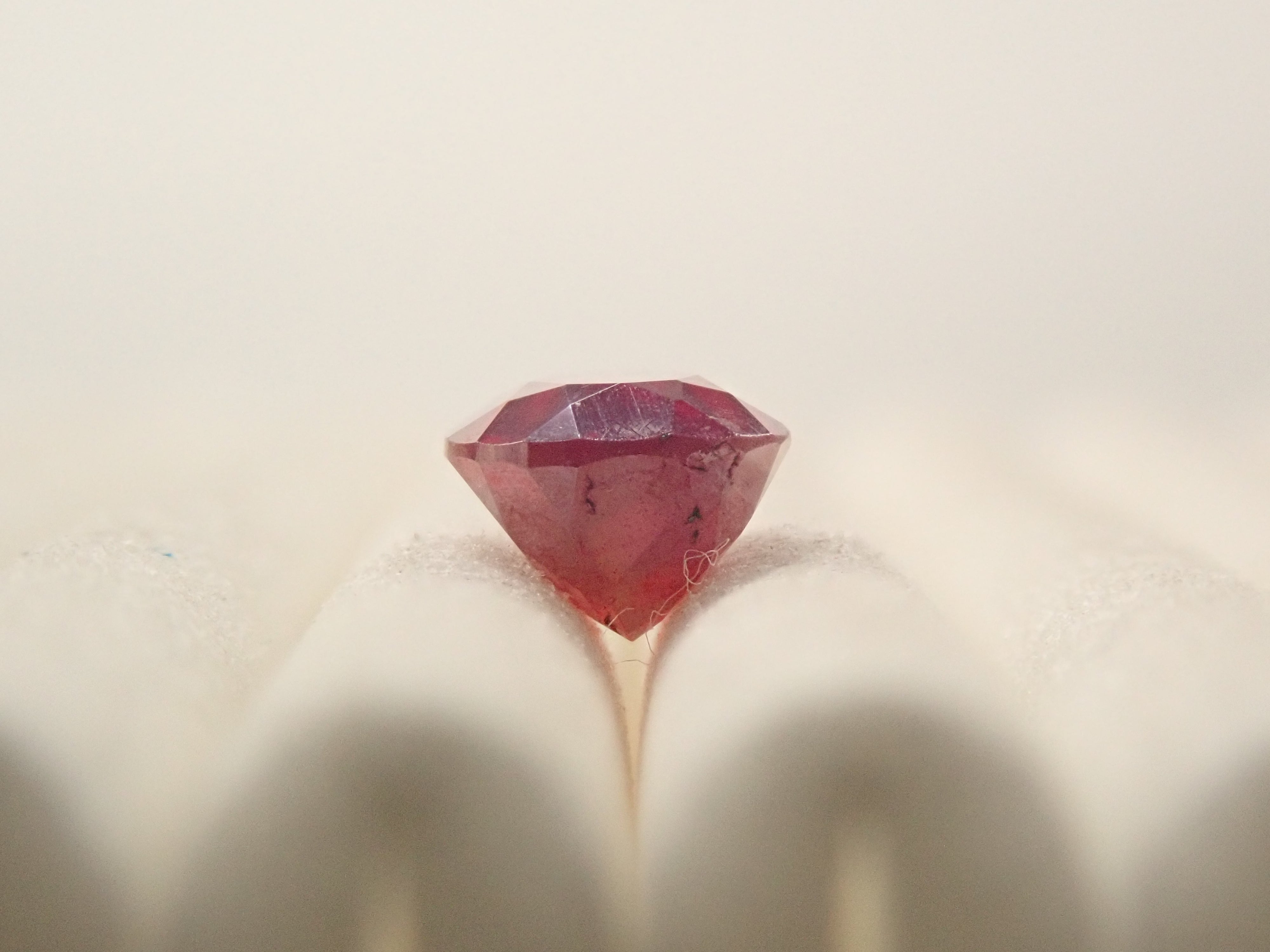 【1月10日晚間10點開售】1.347克拉中國硃砂裸石，附真品證書