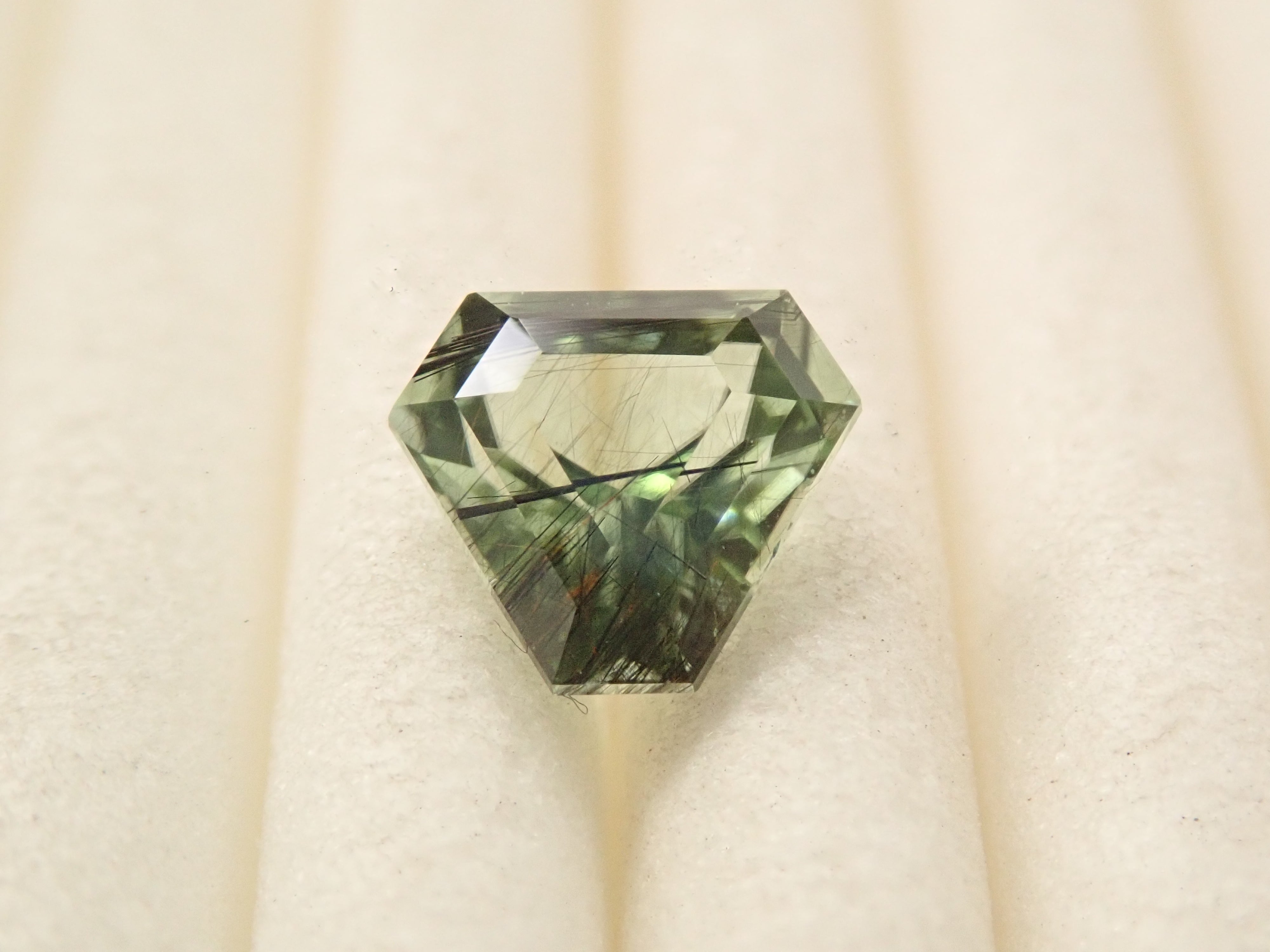 パキスタン産ルードヴィッヒアイトインペリドット 0.615ctルース