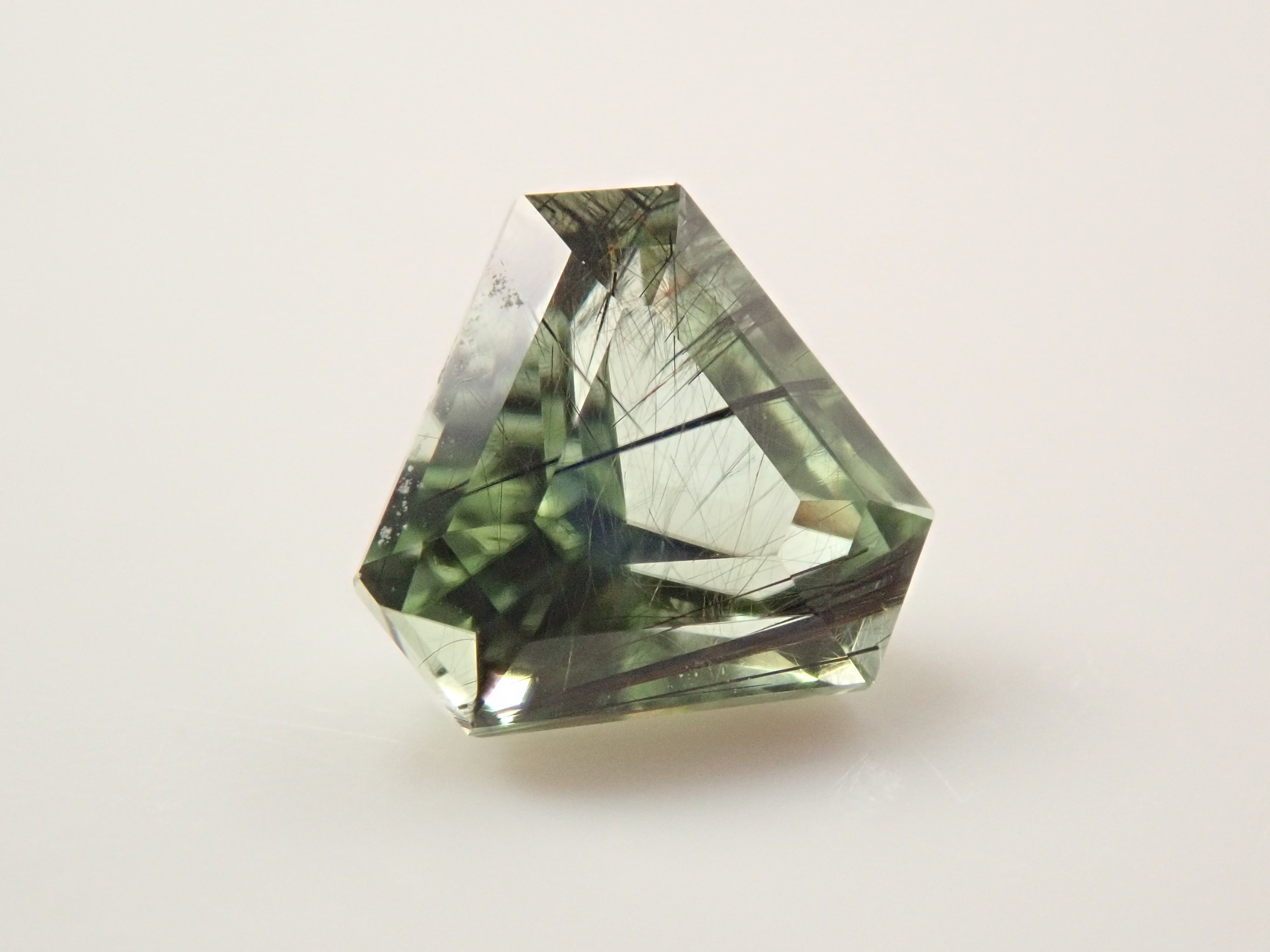 パキスタン産ルードヴィッヒアイトインペリドット 0.615ctルース