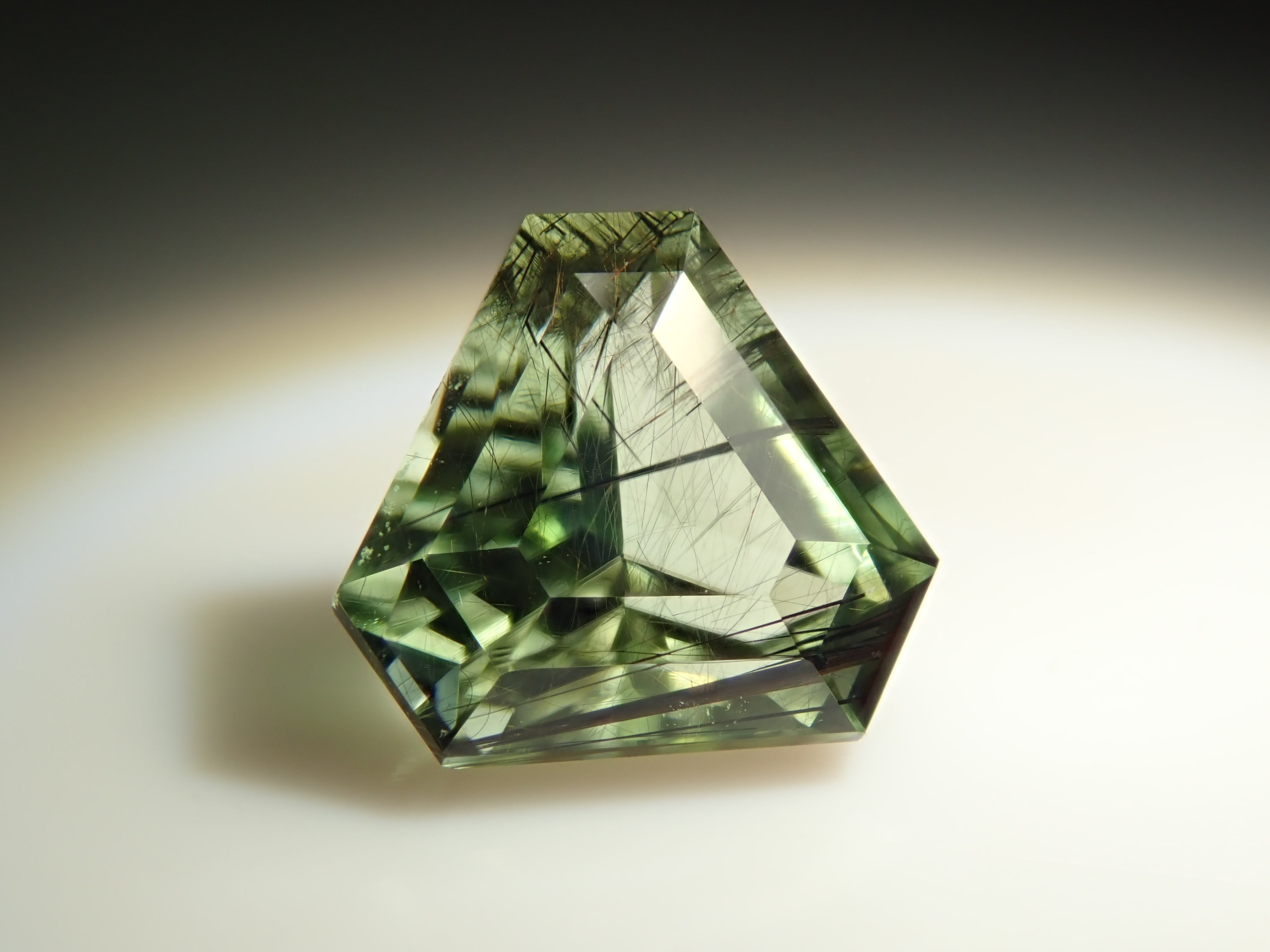 パキスタン産ルードヴィッヒアイトインペリドット 0.615ctルース