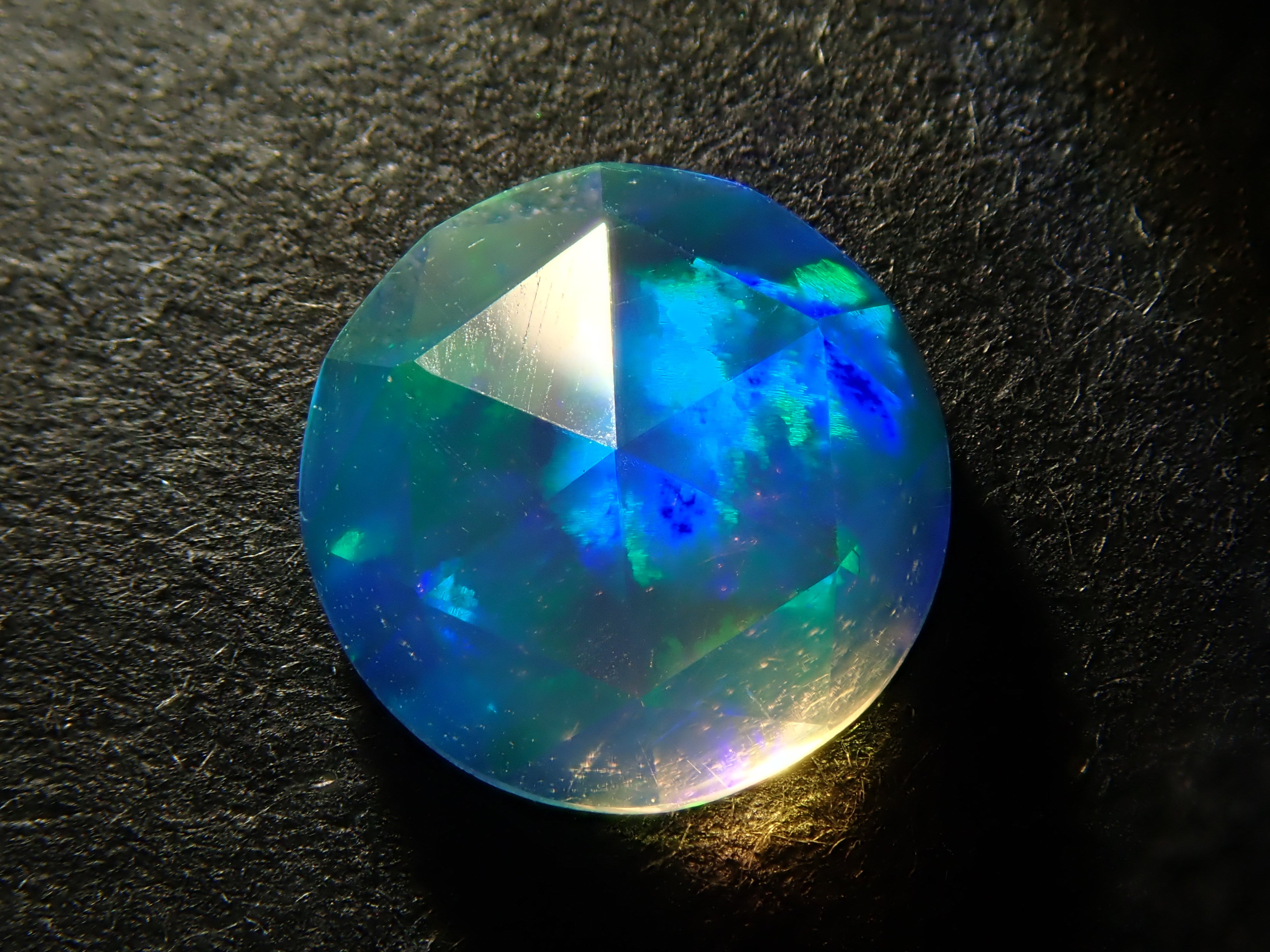 【11/10 22時販売】合成オパール 6.1mm/0.792ctルース（ローズカット） (ローズカット)