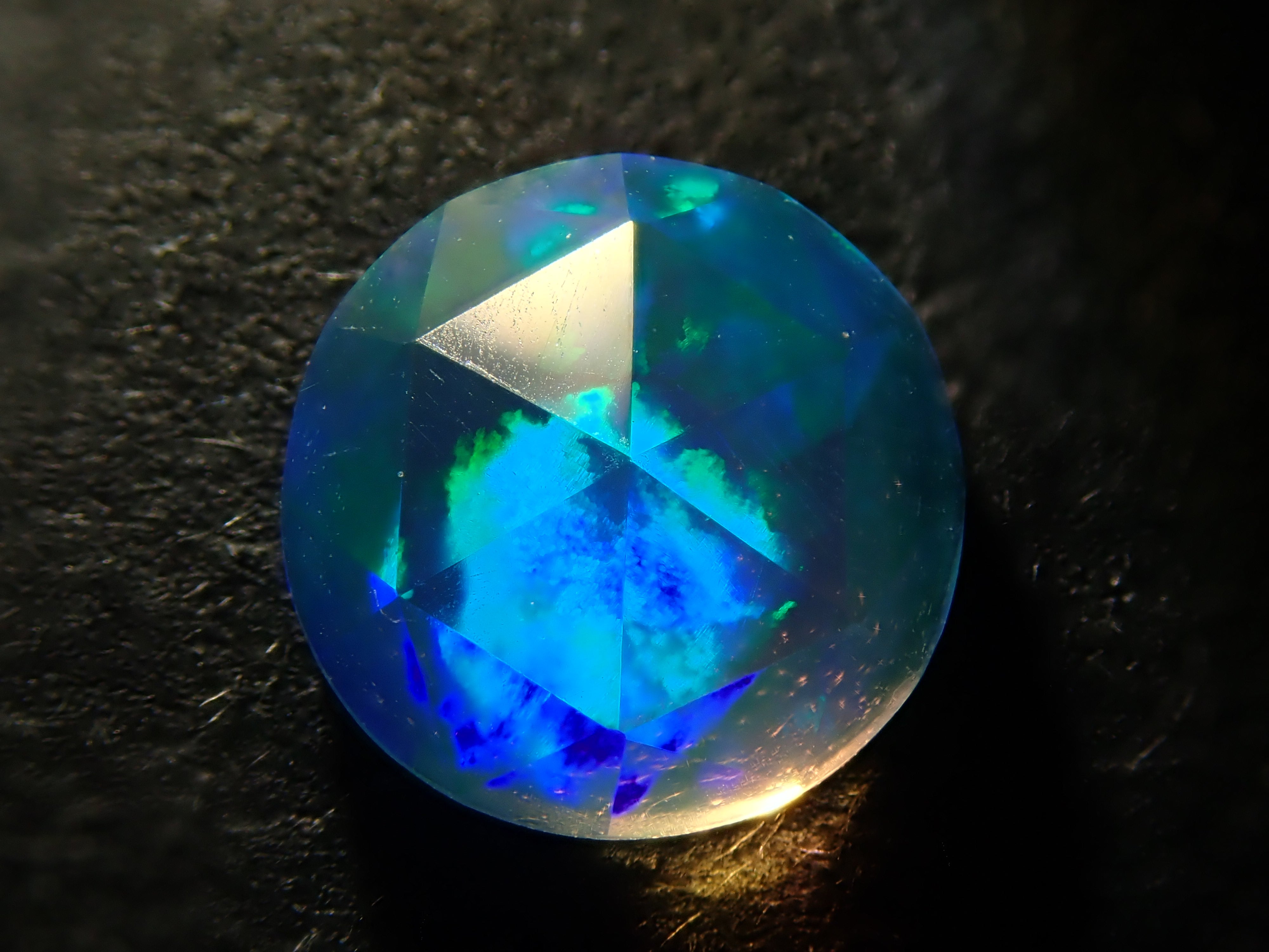 【11/10 22時販売】合成オパール 6.1mm/0.792ctルース（ローズカット） (ローズカット)