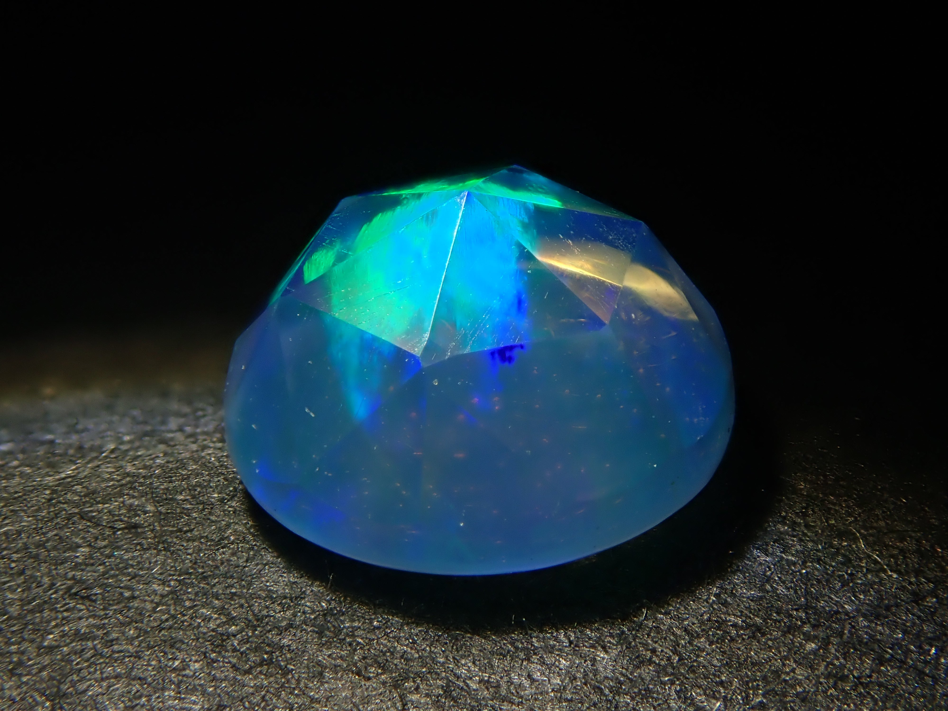 【11/10 22時販売】合成オパール 6.1mm/0.792ctルース（ローズカット） (ローズカット)