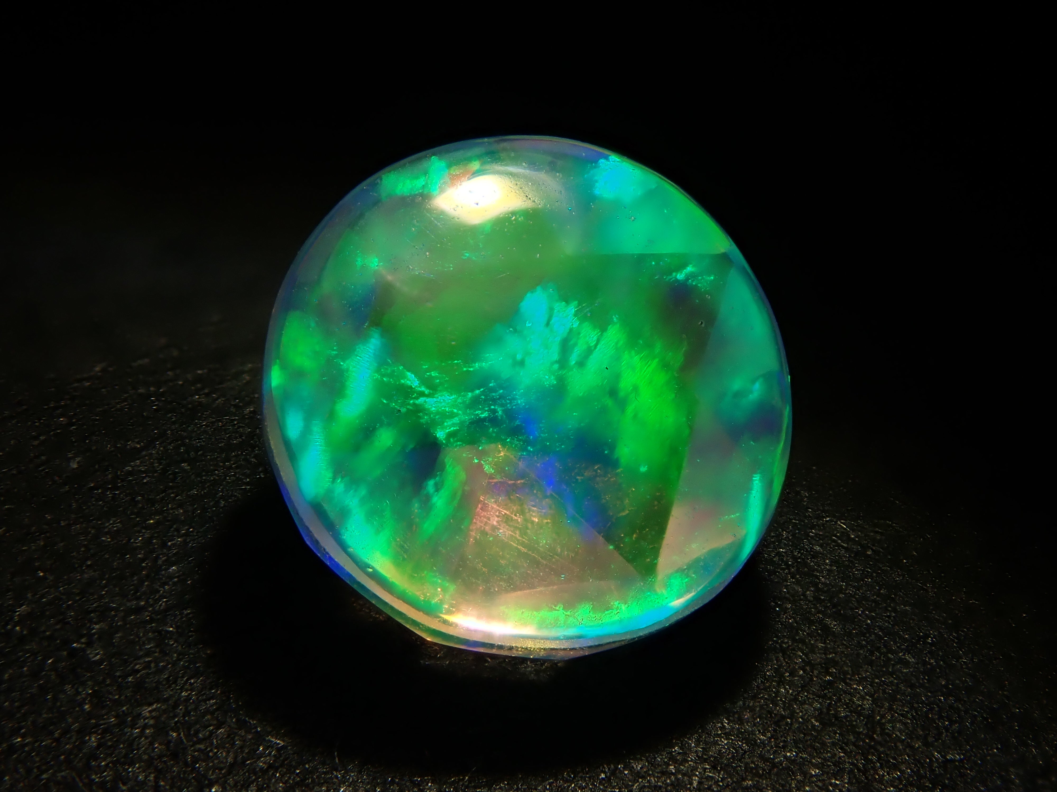 【11/10 22時販売】合成オパール 6.1mm/0.792ctルース（ローズカット） (ローズカット)