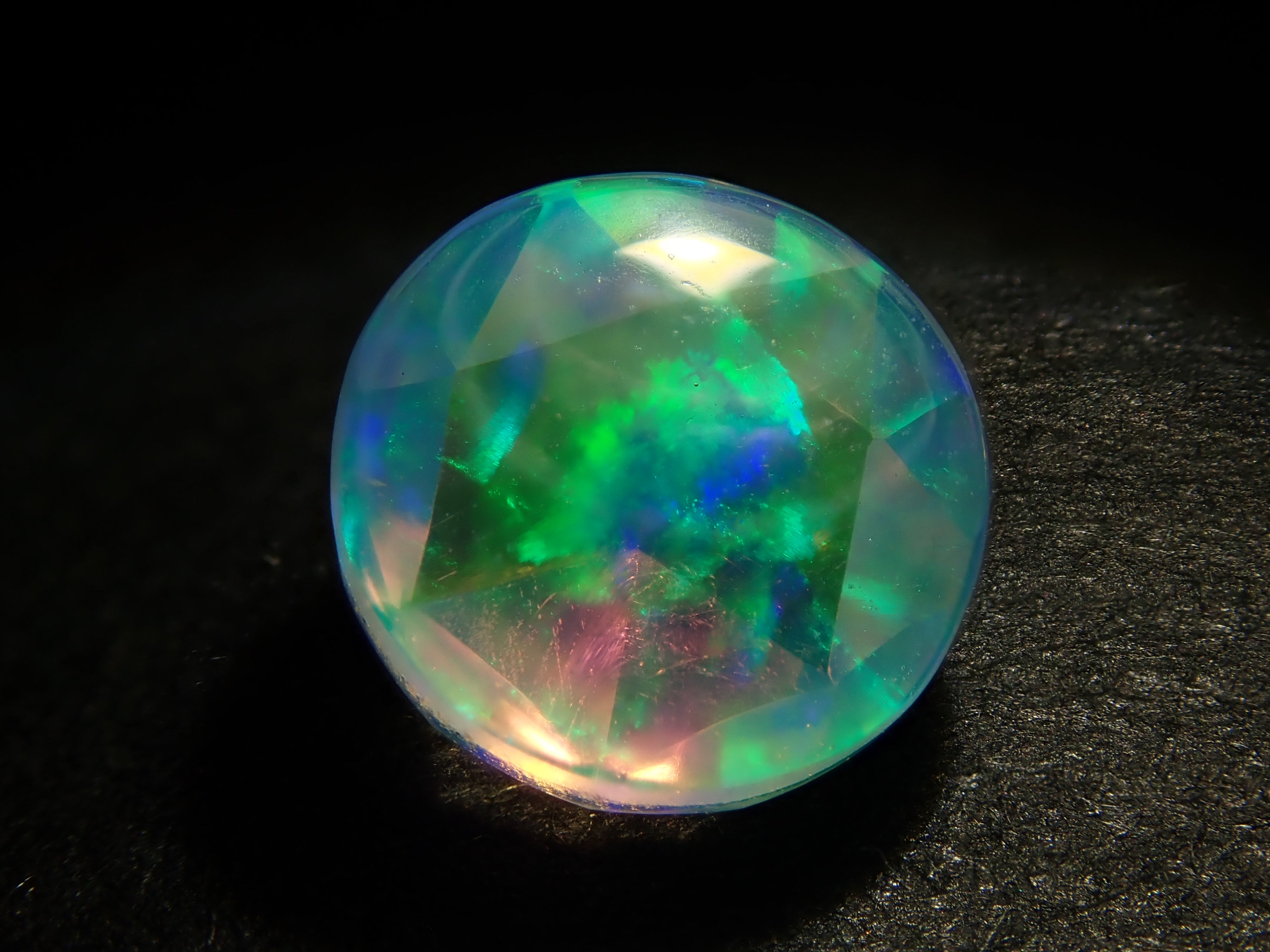 【11/10 22時販売】合成オパール 6.1mm/0.792ctルース（ローズカット） (ローズカット)