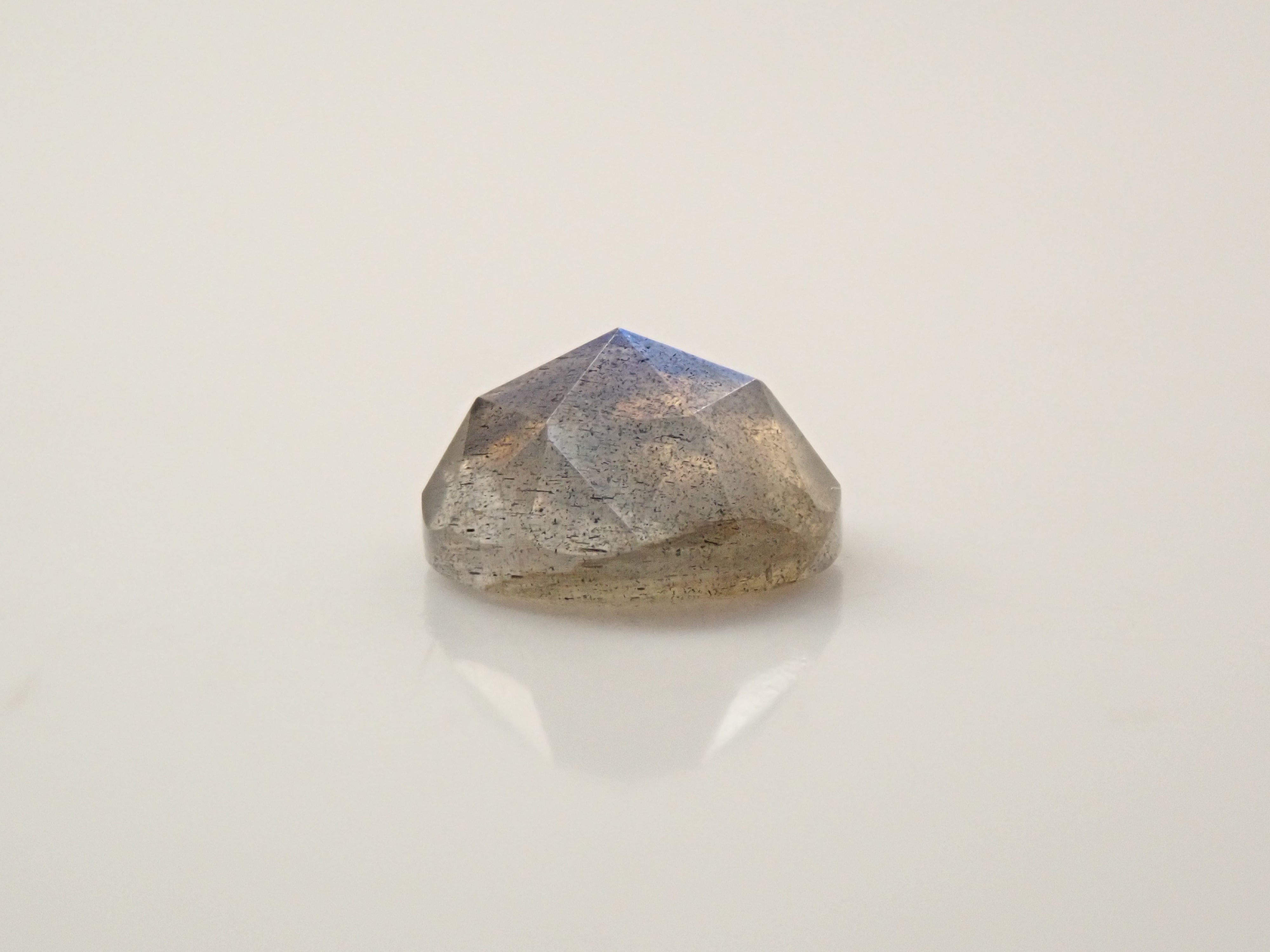 【1/5 22時販売】マダガスカル産ラブラドライト 6.1mm/0.816ctルース（ローズカット）