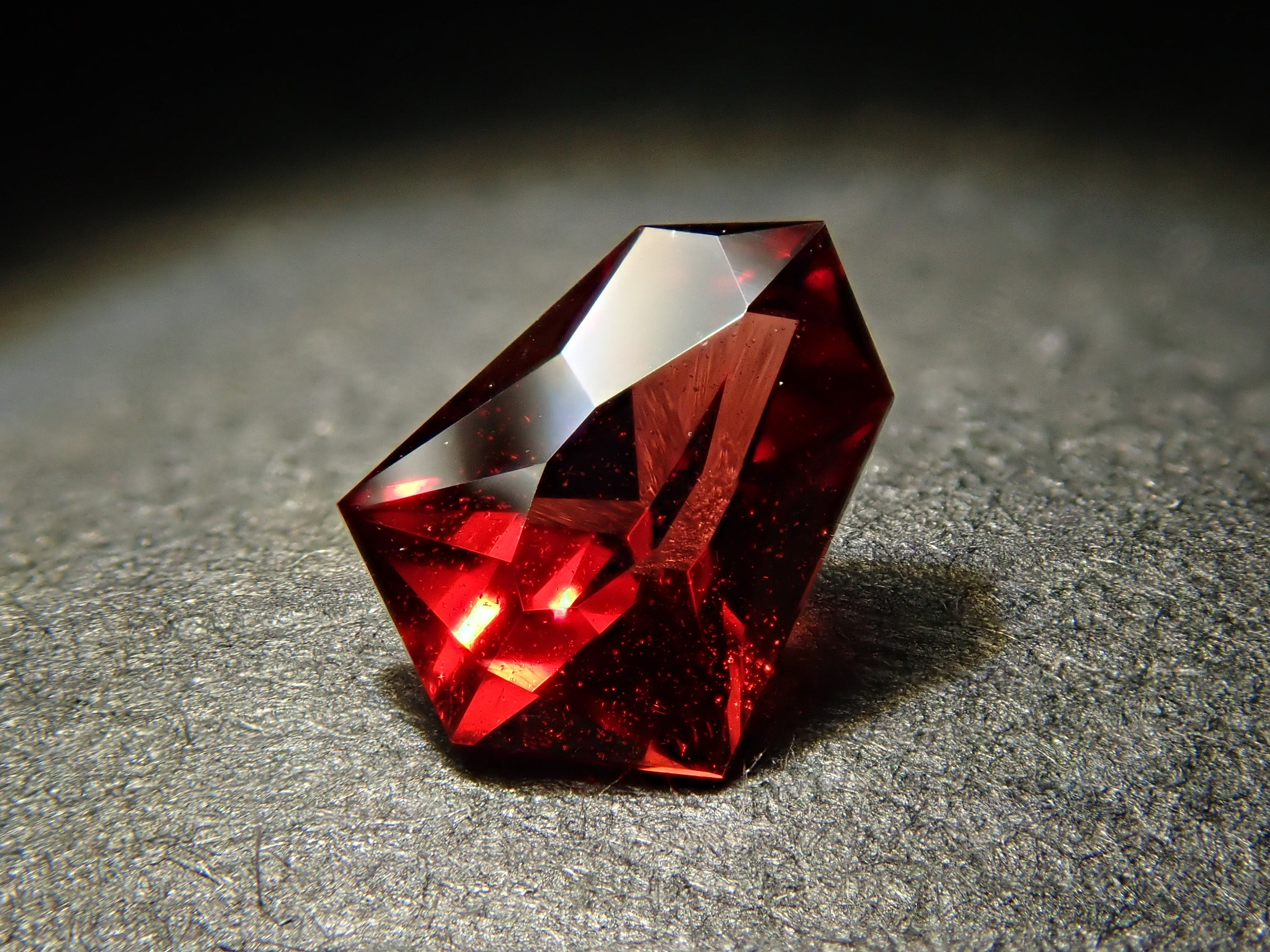 【12/13 22時販売】モザンビーク産アルマンディンガーネット 0.371ctルース