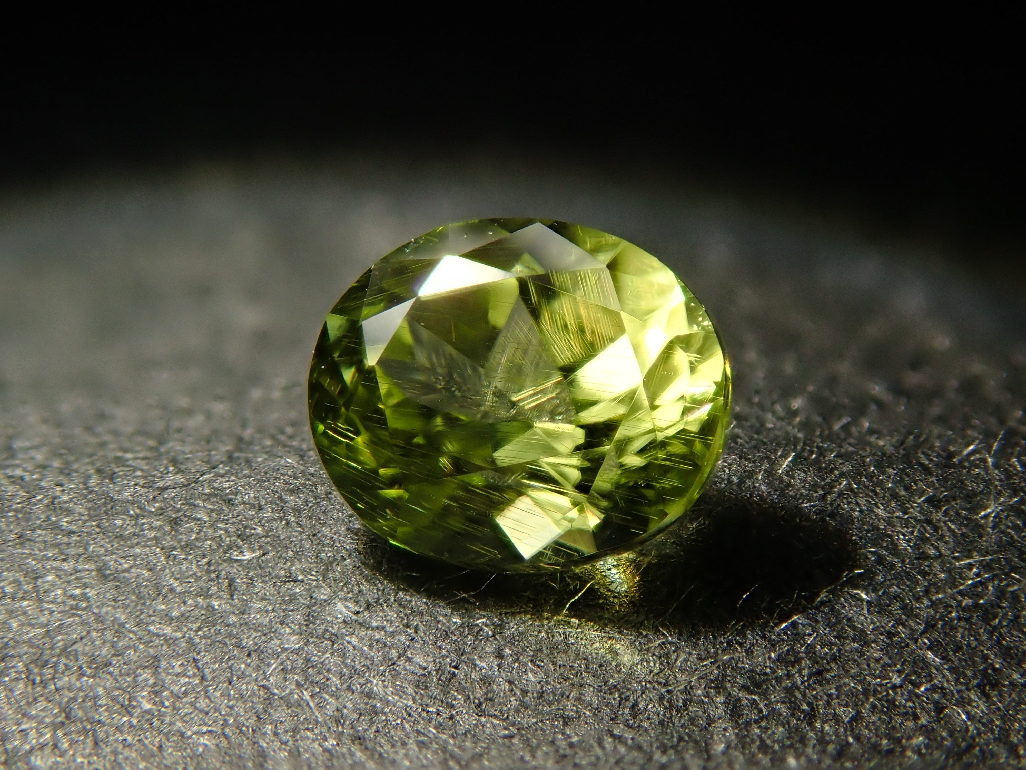 【12/6 22時販売】インドネシア産パラサイティックペリドット 0.260ctルース