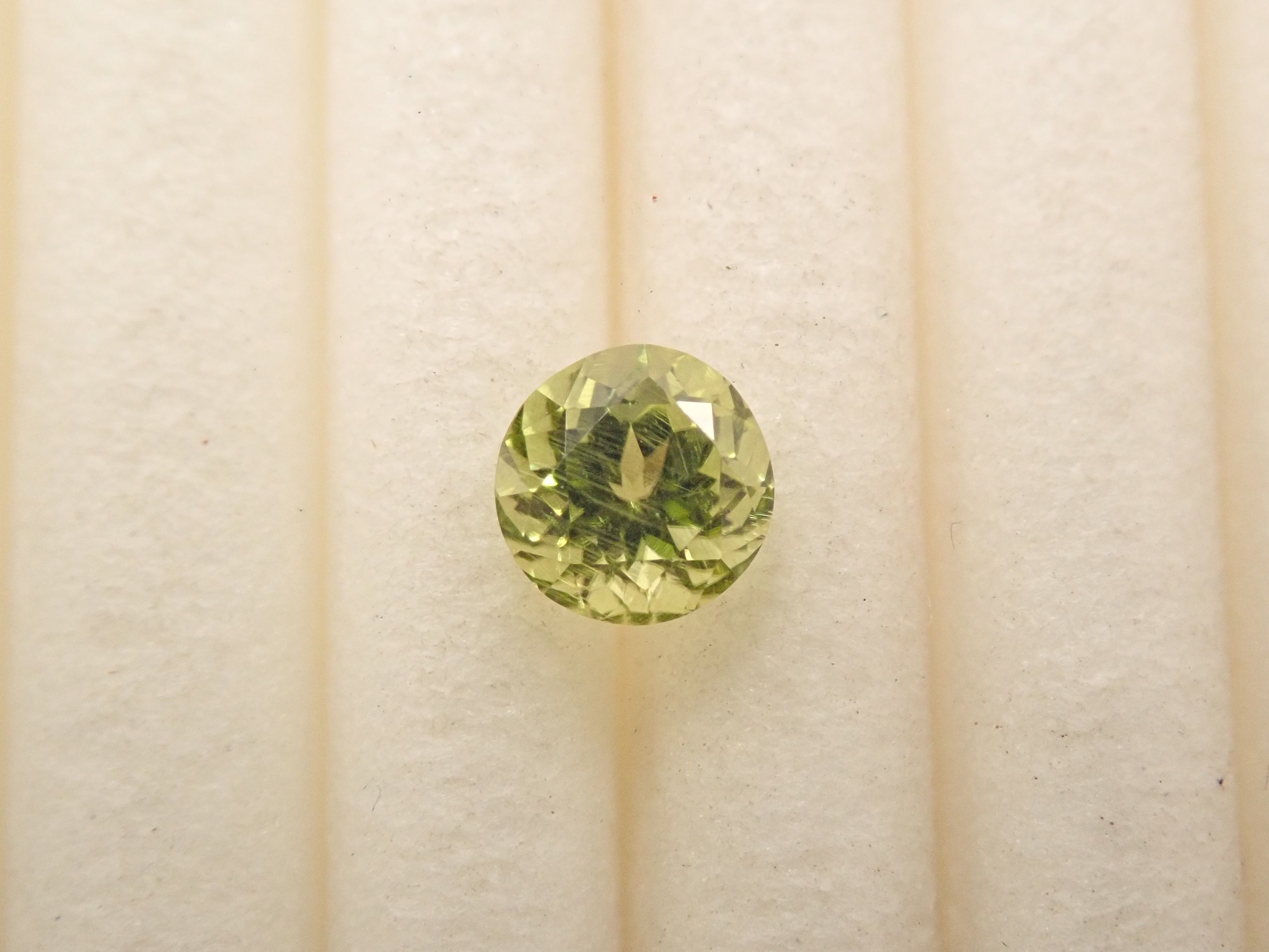 【12/6 22時販売】インドネシア産パラサイティックペリドット 3.8mm/0.267ctルース