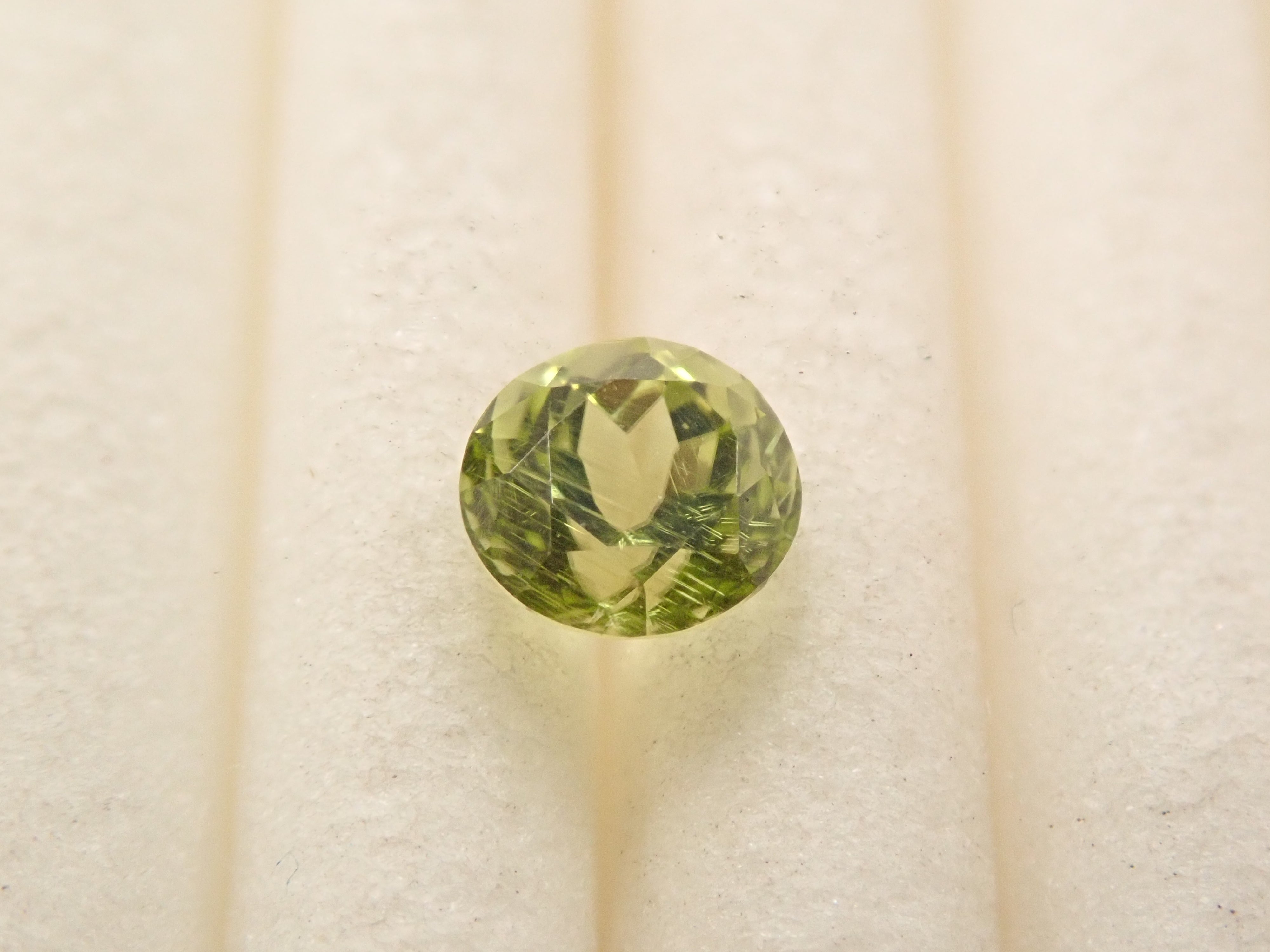 【12/6 22時販売】インドネシア産パラサイティックペリドット 3.8mm/0.267ctルース