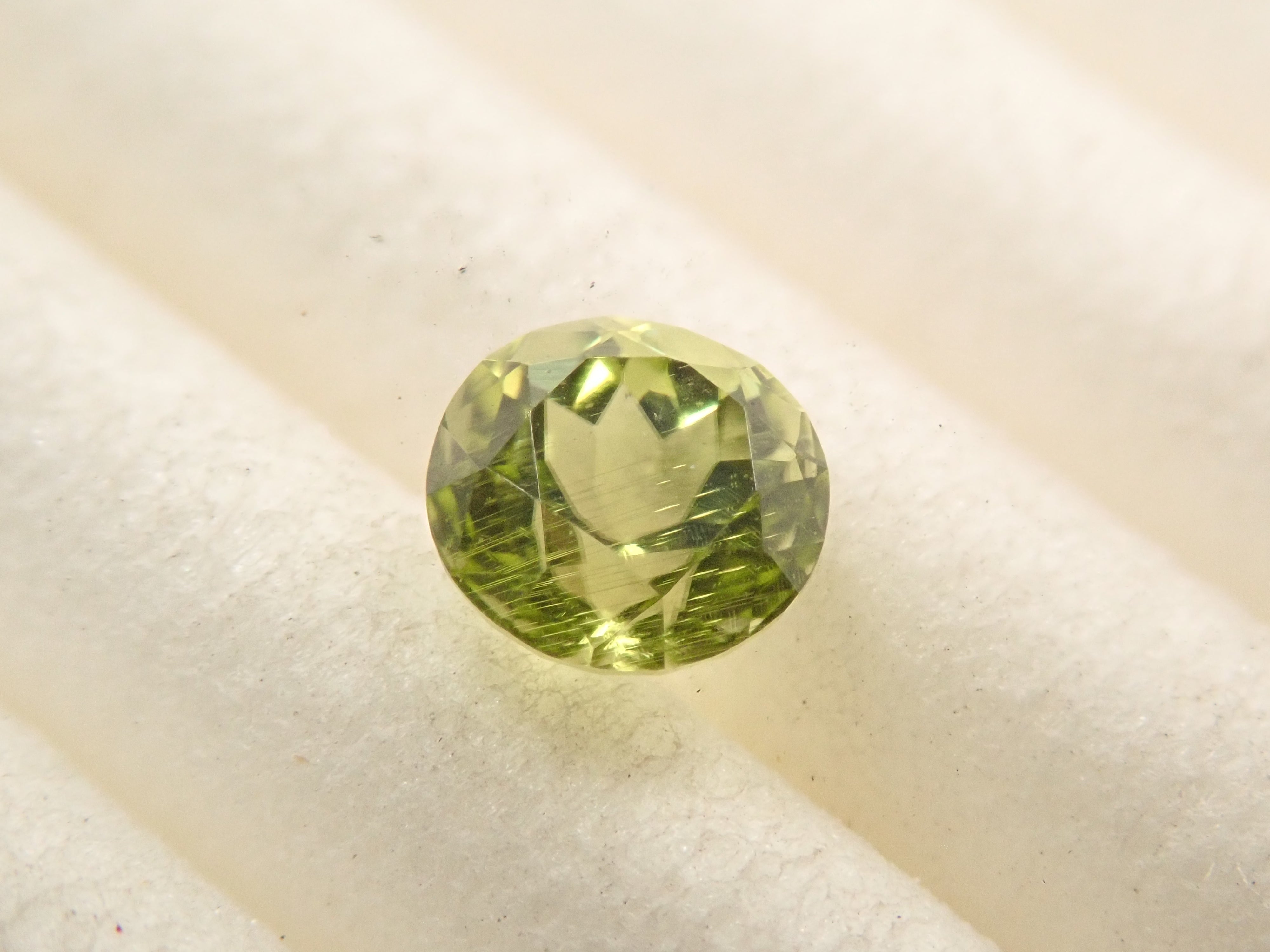 【12/6 22時販売】インドネシア産パラサイティックペリドット 3.8mm/0.267ctルース