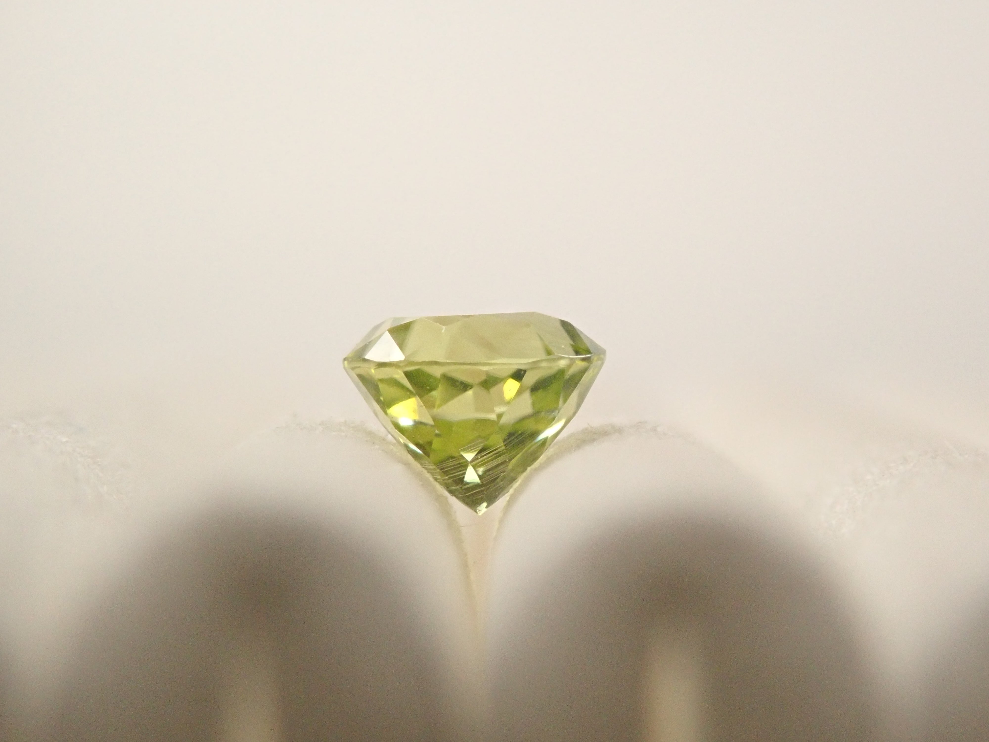 【12/6 22時販売】インドネシア産パラサイティックペリドット 3.8mm/0.267ctルース