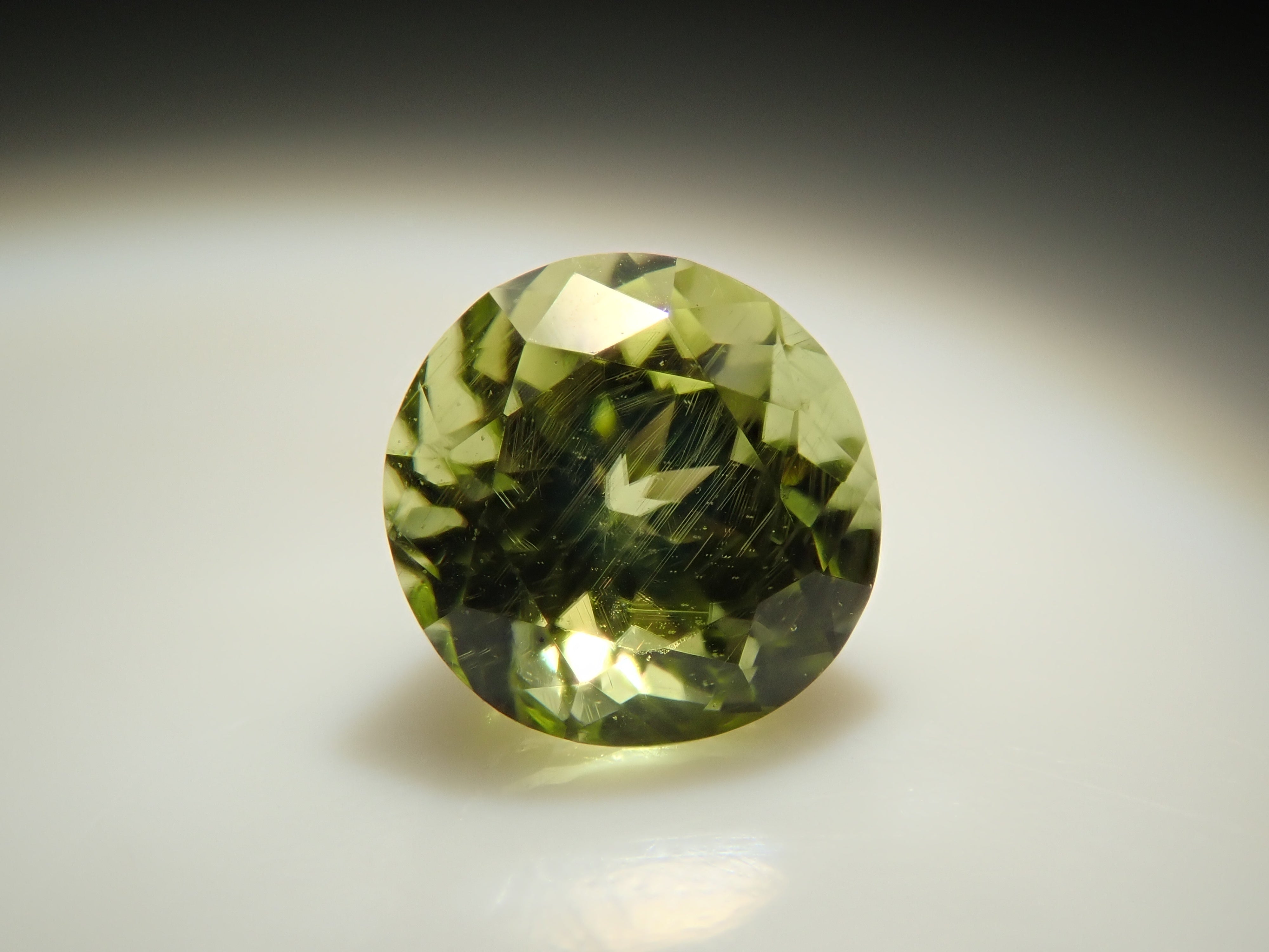 【12/6 22時販売】インドネシア産パラサイティックペリドット 3.8mm/0.267ctルース