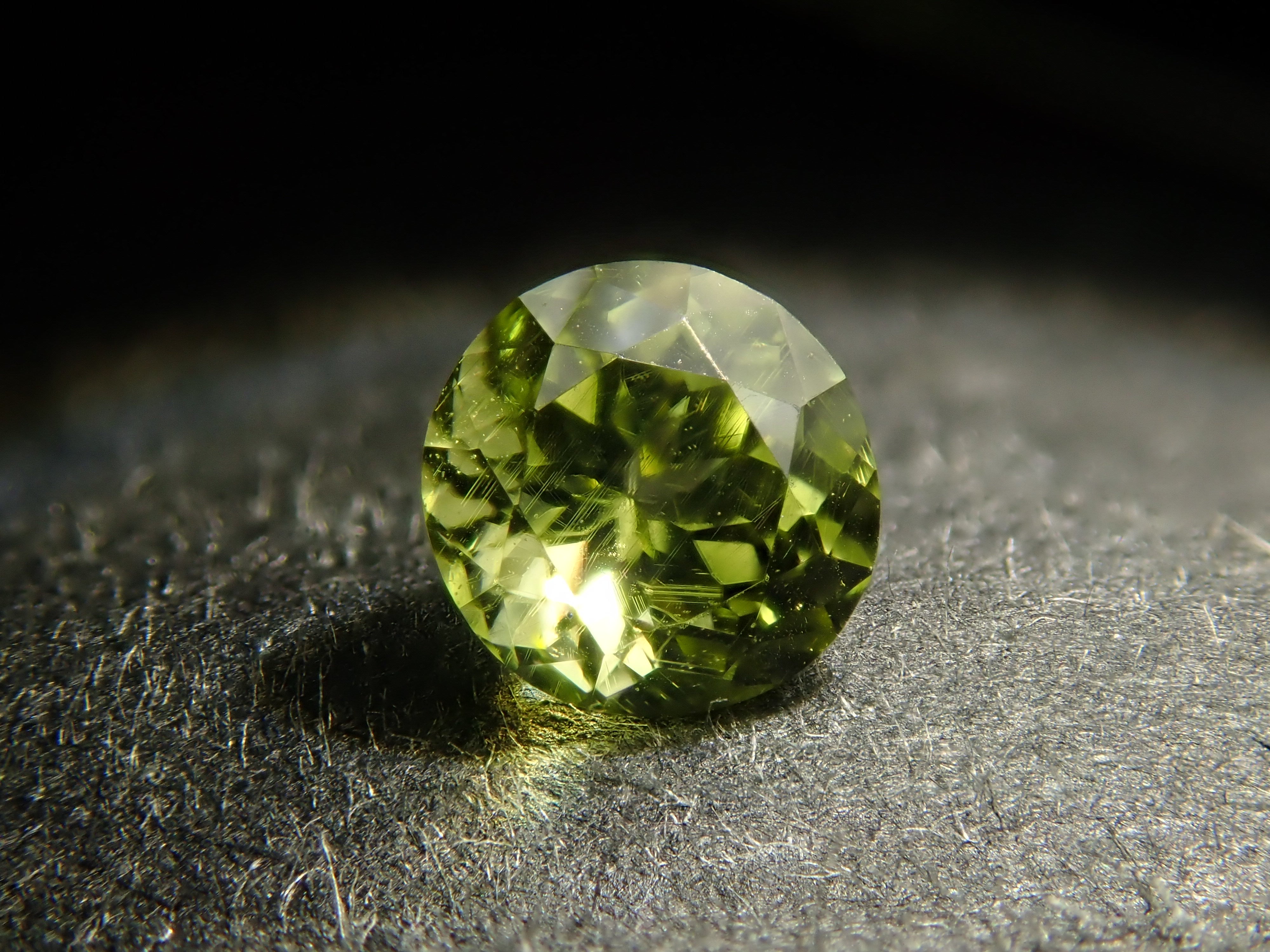 【12/6 22時販売】インドネシア産パラサイティックペリドット 3.8mm/0.267ctルース