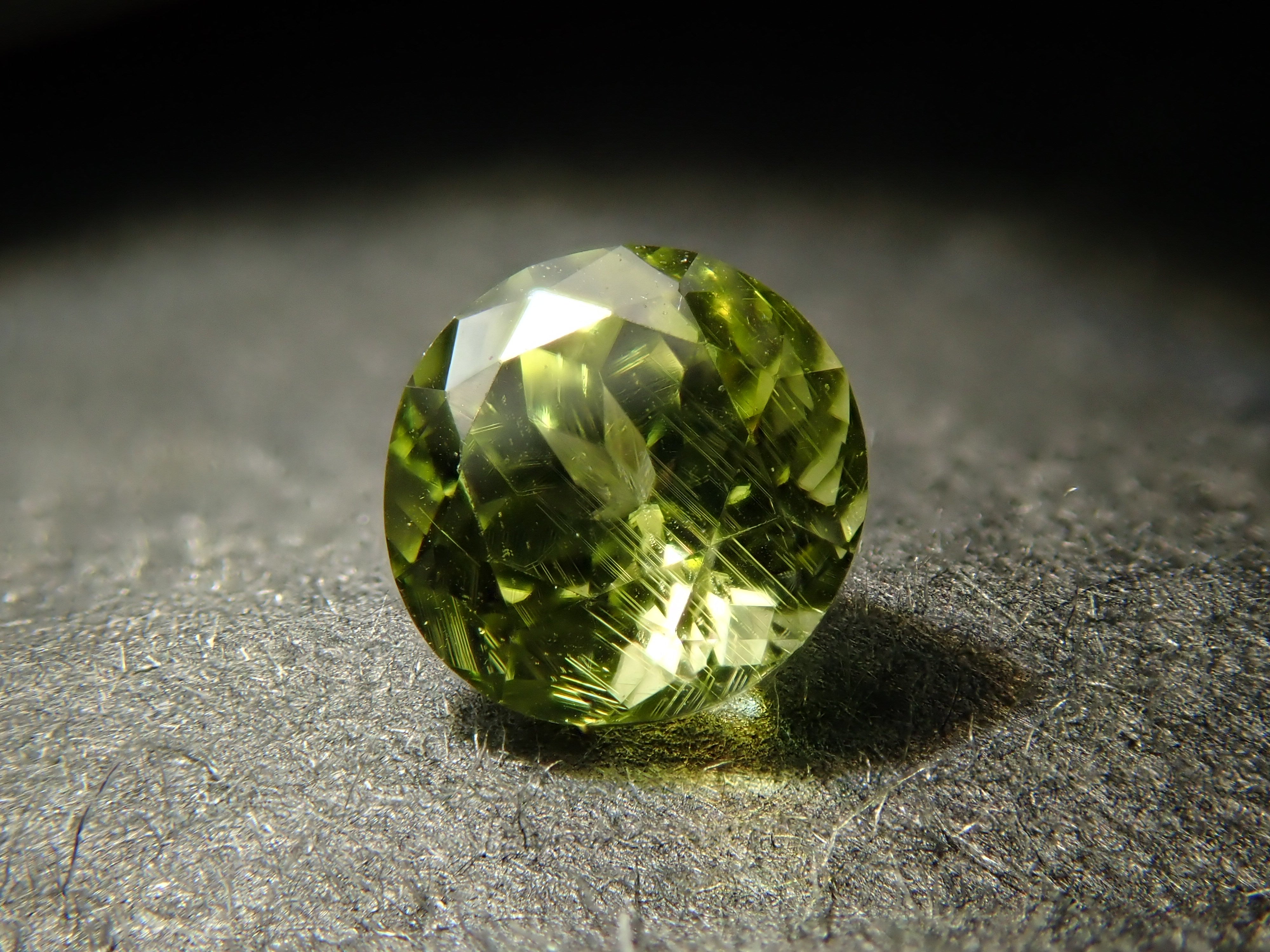 【12/6 22時販売】インドネシア産パラサイティックペリドット 3.8mm/0.267ctルース