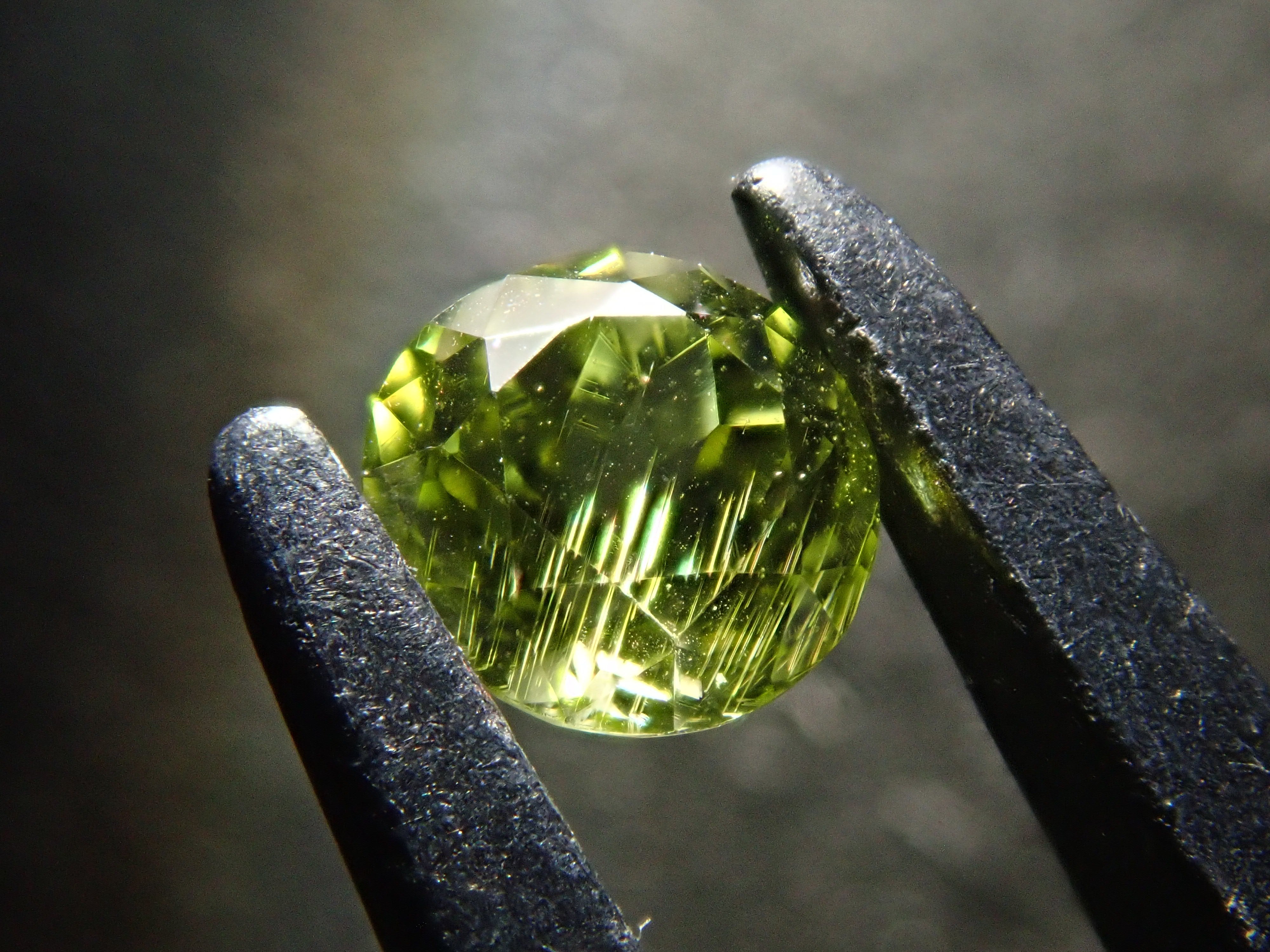 【12/6 22時販売】インドネシア産パラサイティックペリドット 3.8mm/0.267ctルース