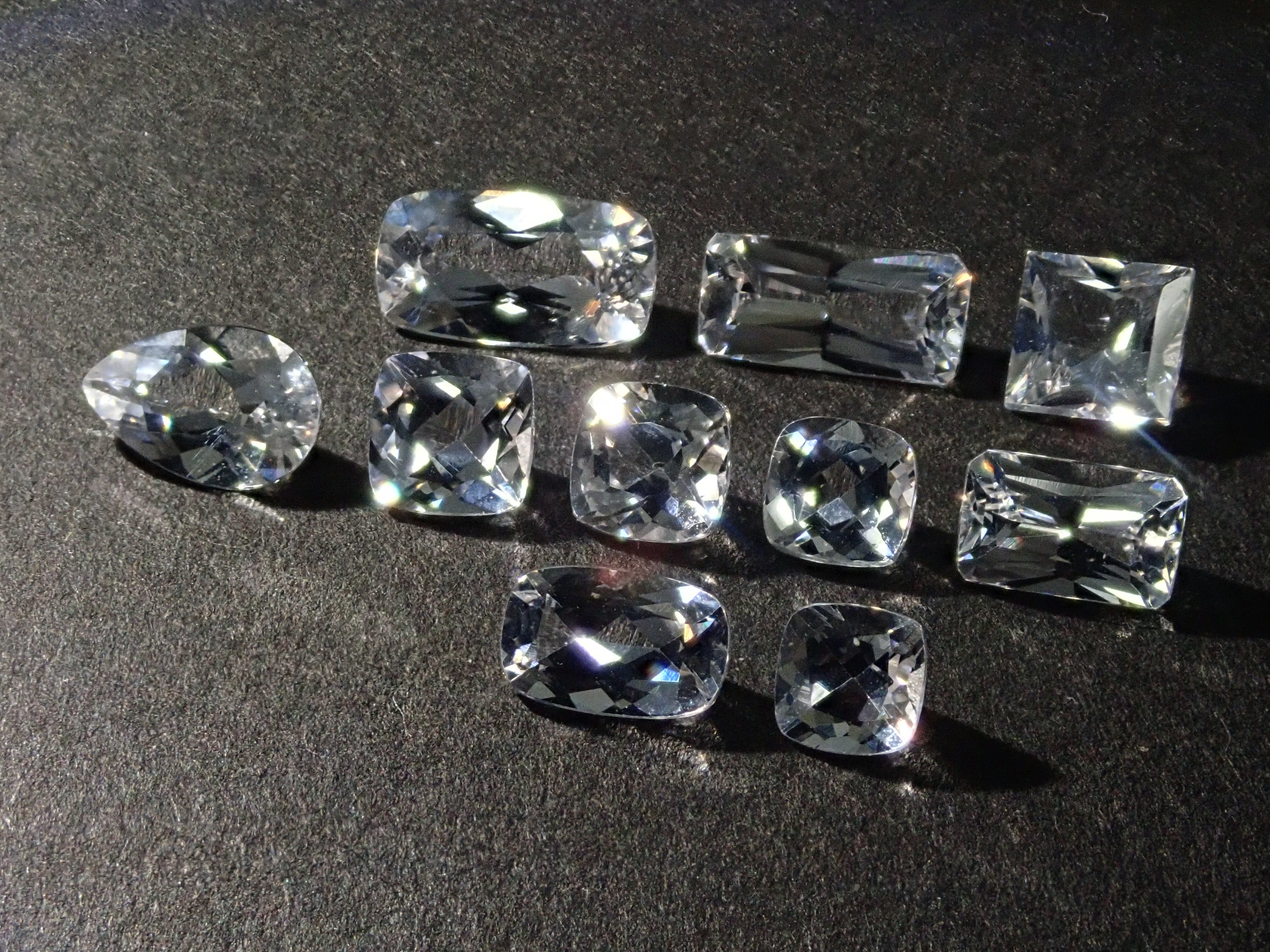 メキシコ産ダンビュライト1石（平均0,55ct）《複数購入割引有》