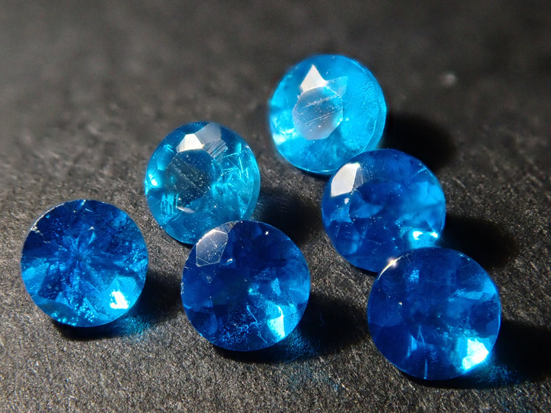 [On sale from 10pm on 5/17] Limited to 35 sets: Set of 2 neon blue apatite stones (rough stone + loose stone) from Madagascar [Multiple purchase discounts available]