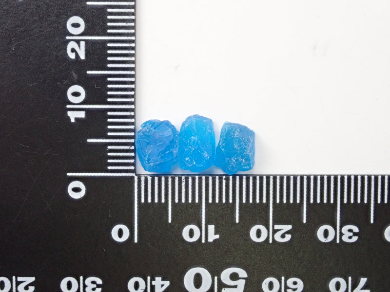 [On sale from 10pm on 5/17] Limited to 35 sets: Set of 2 neon blue apatite stones (rough stone + loose stone) from Madagascar [Multiple purchase discounts available]