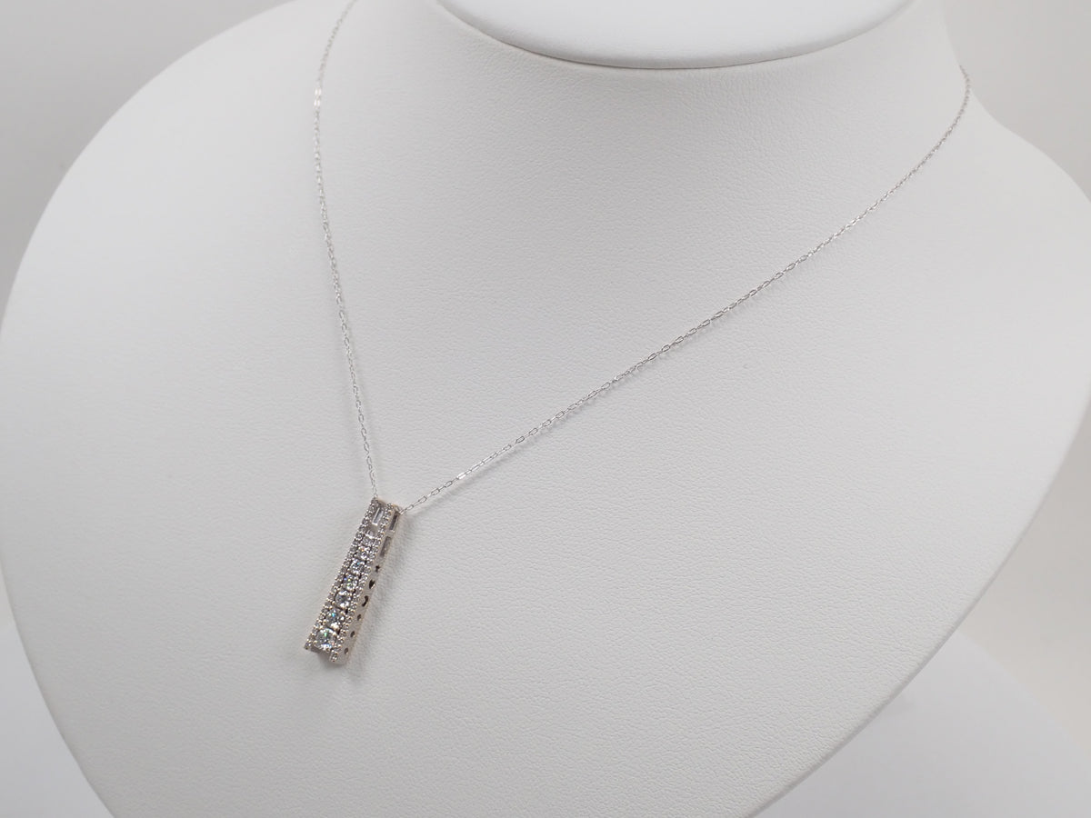 【10/26 22時販売】【カラフリ】K18WG ダイヤモンド 0.60ct 縦ライン ペンダント（ネックレス）