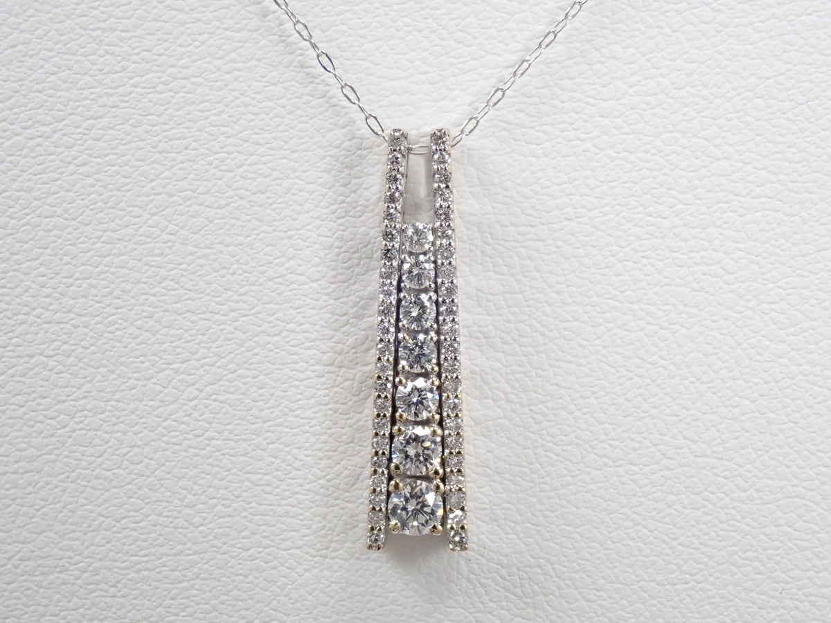 【10/26 22時販売】【カラフリ】K18WG ダイヤモンド 0.60ct 縦ライン ペンダント（ネックレス）