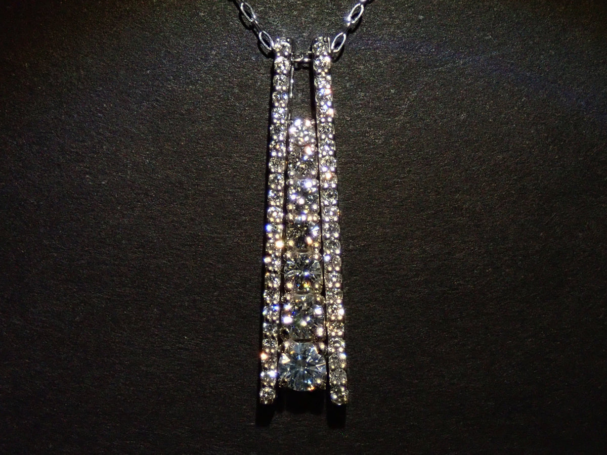 【10/26 22時販売】【カラフリ】K18WG ダイヤモンド 0.60ct 縦ライン ペンダント（ネックレス）