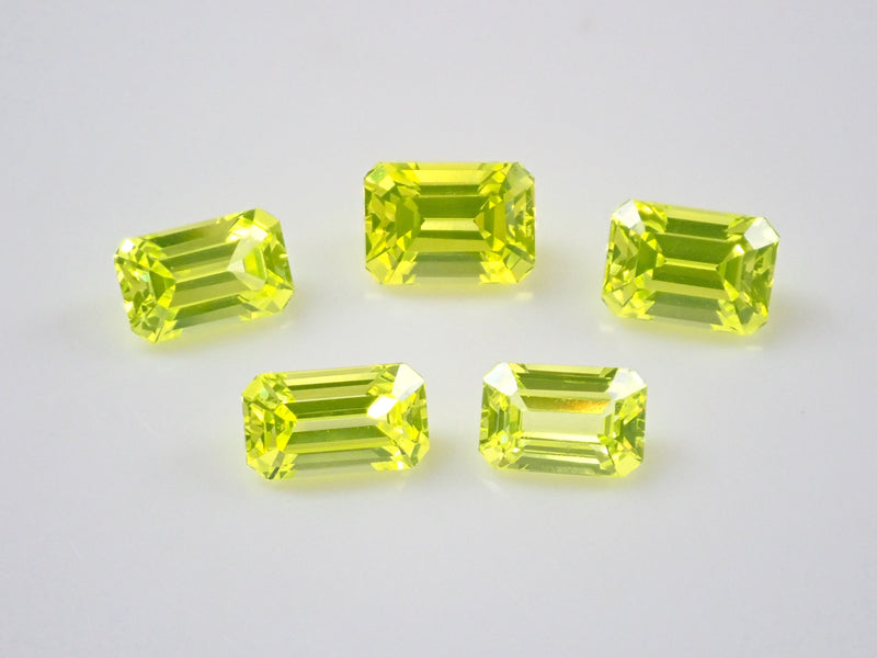 2 顆寶石套裝：1 顆 YAG（釔鋁石榴石）寶石（金絲雀黃、祖母綠切割）+ 1 顆黃色藍寶石原石（多次購買可折扣）