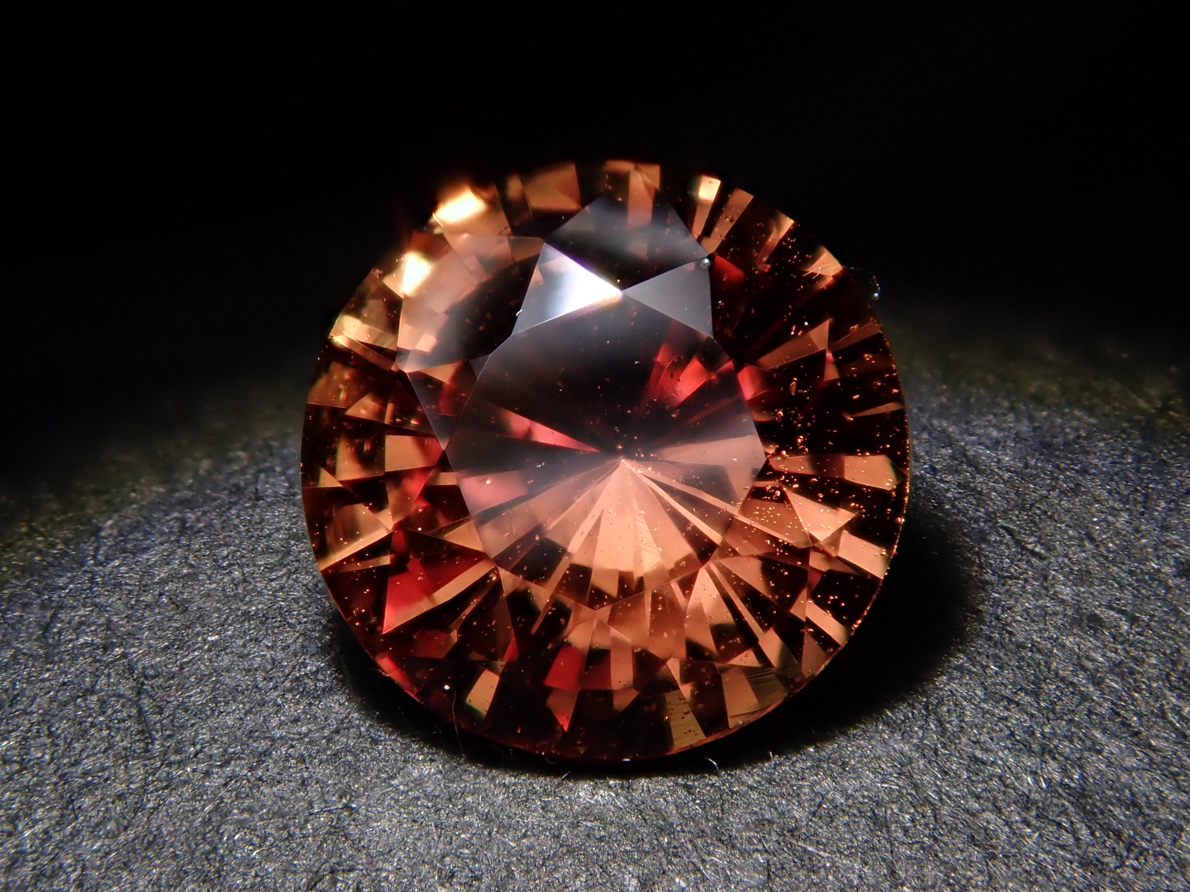 【抽選販売：10/31(金)10時am〆】マダガスカル産パパラチアサファイア 5.6mm/0.768ctルース 中央宝石研究所