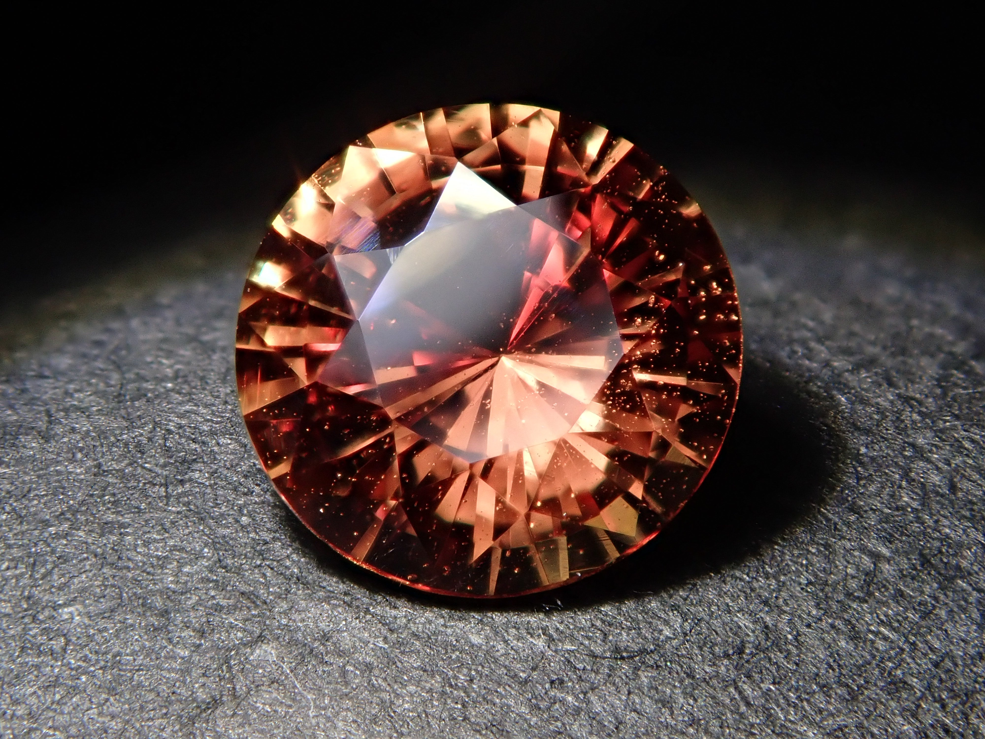 【抽選販売：10/31(金)10時am〆】マダガスカル産パパラチアサファイア 5.6mm/0.768ctルース 中央宝石研究所