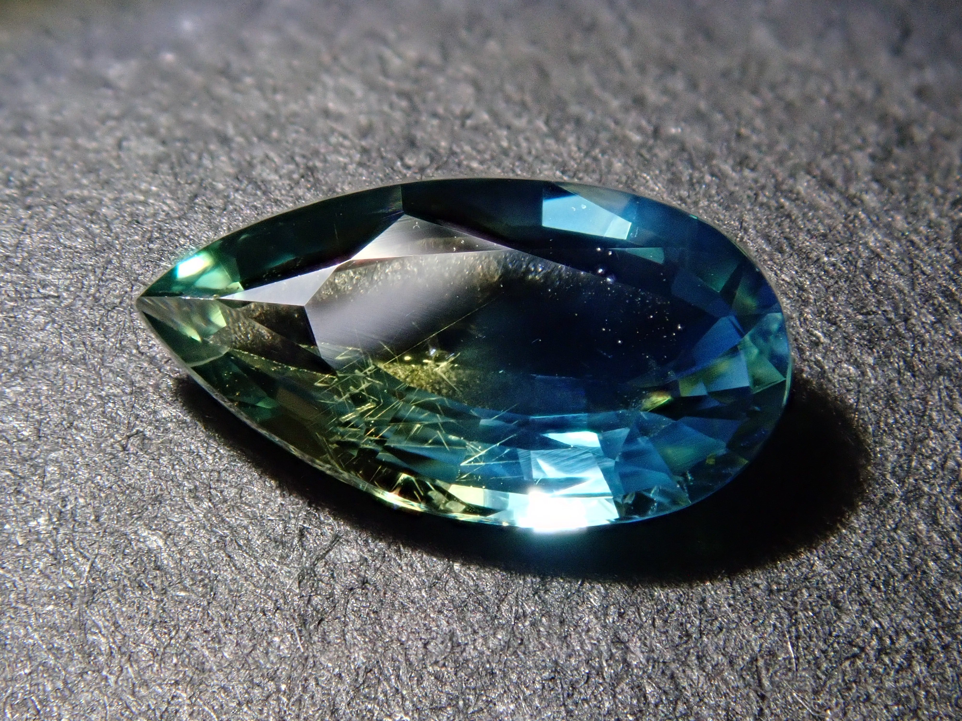 マダガスカル産バイカラーサファイア 0.633ctルース