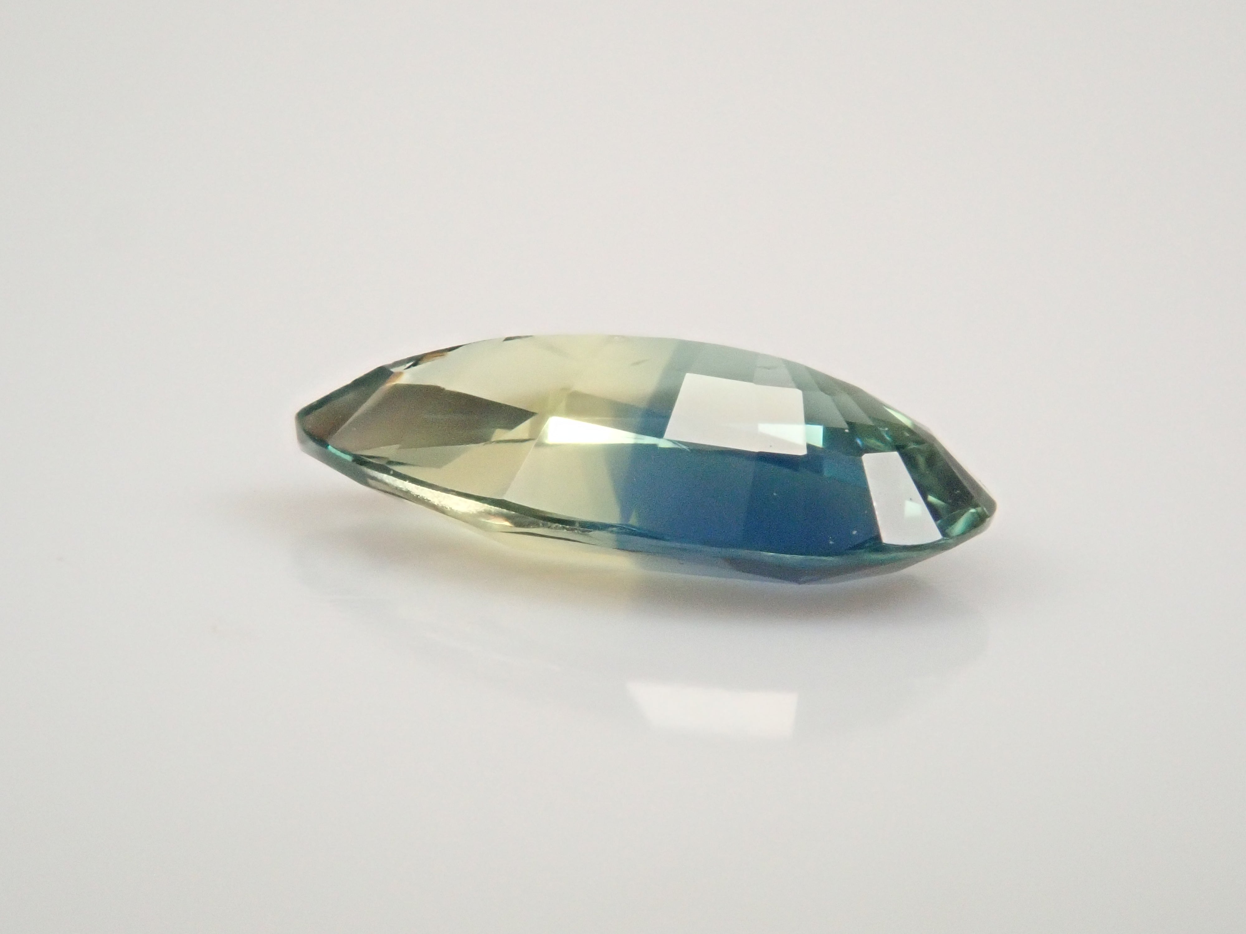 マダガスカル産バイカラーサファイア 0.633ctルース