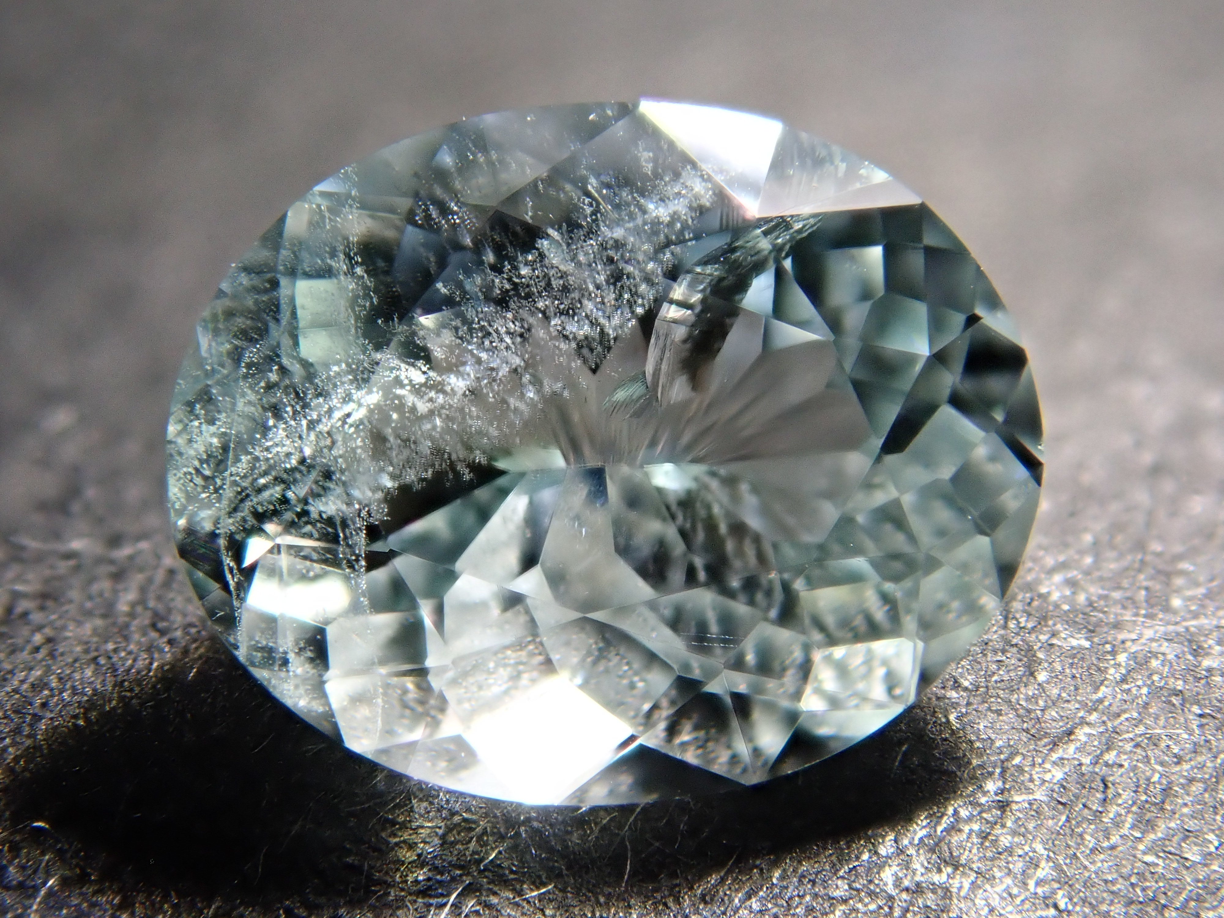 ブラジル産アンブリゴナイト/モンテブラサイト 0.644ctルース