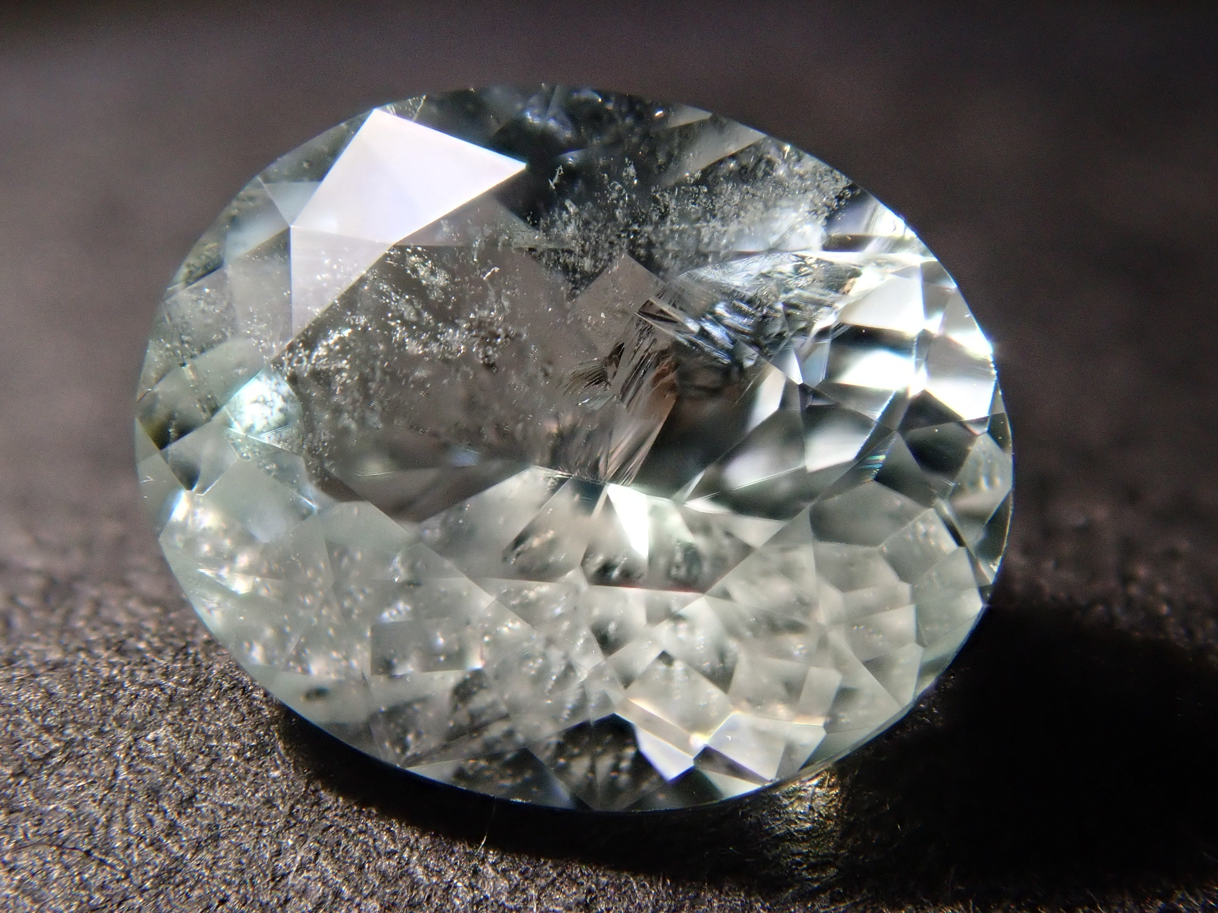 ブラジル産アンブリゴナイト/モンテブラサイト 0.644ctルース