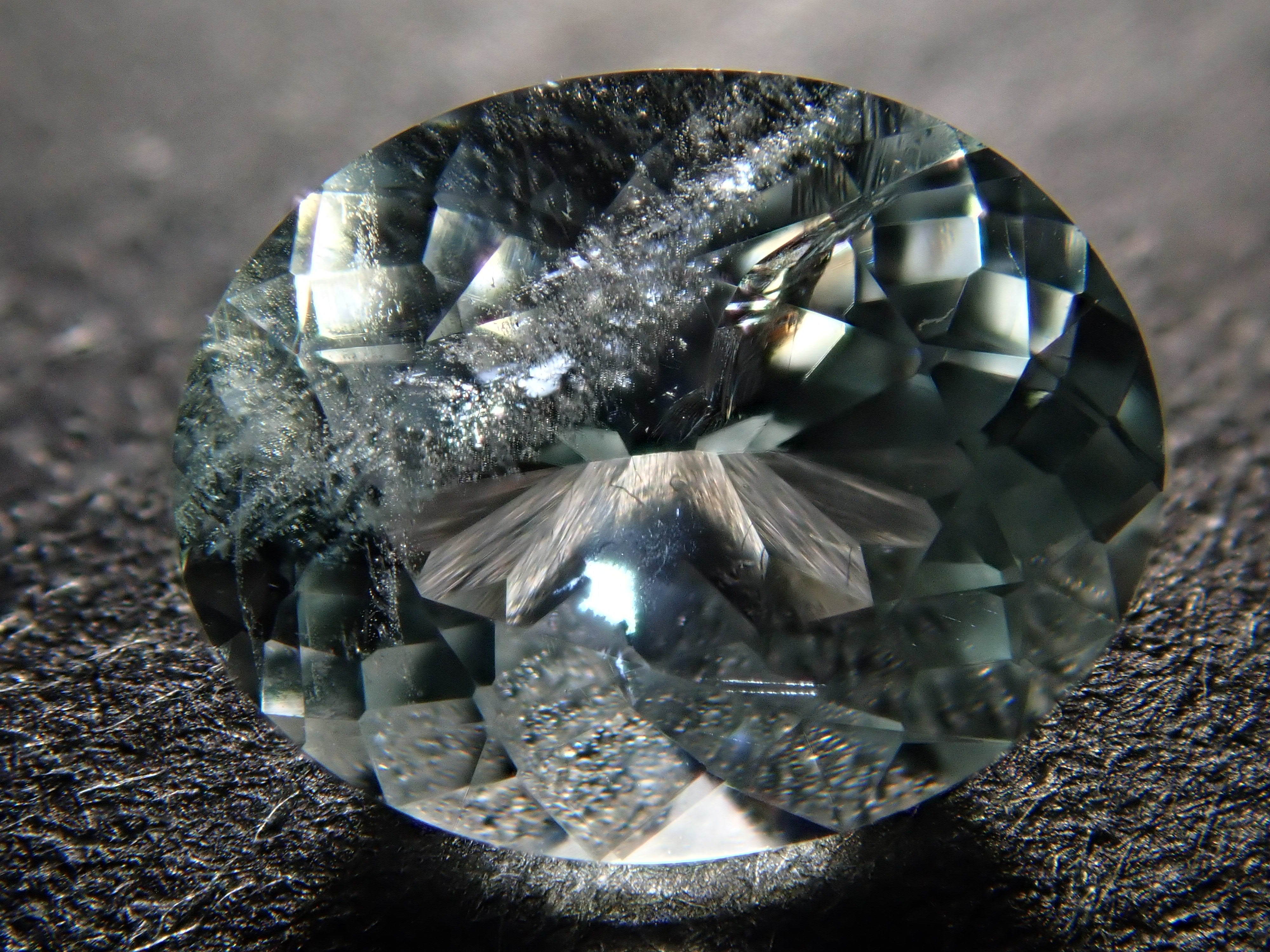 ブラジル産アンブリゴナイト/モンテブラサイト 0.644ctルース