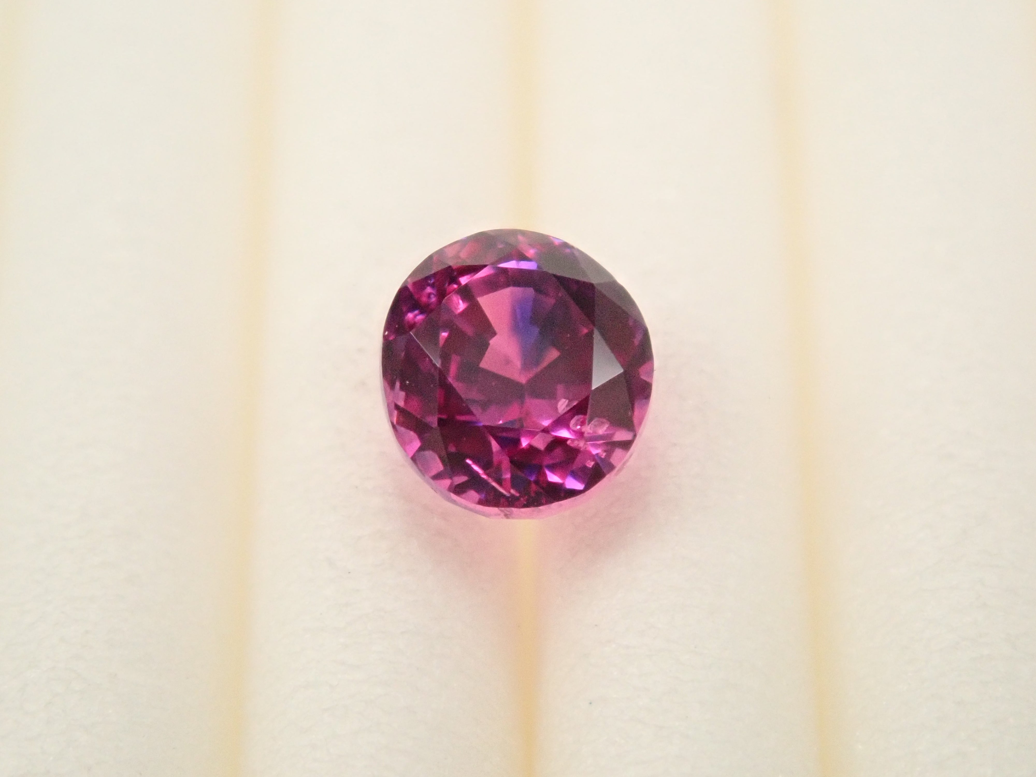 タンザニア産バイカラーサファイア 0.486ctルース