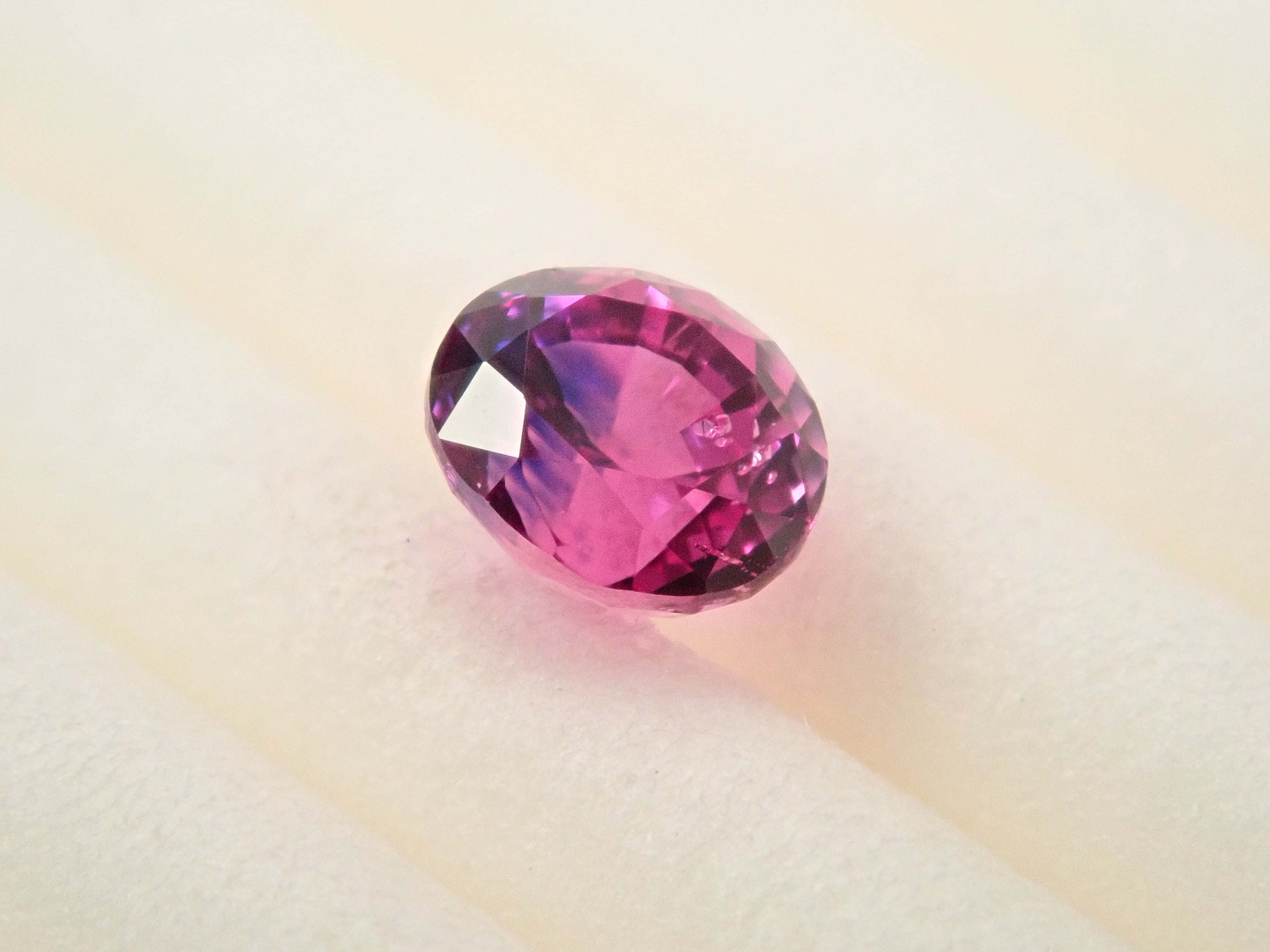 タンザニア産バイカラーサファイア 0.486ctルース