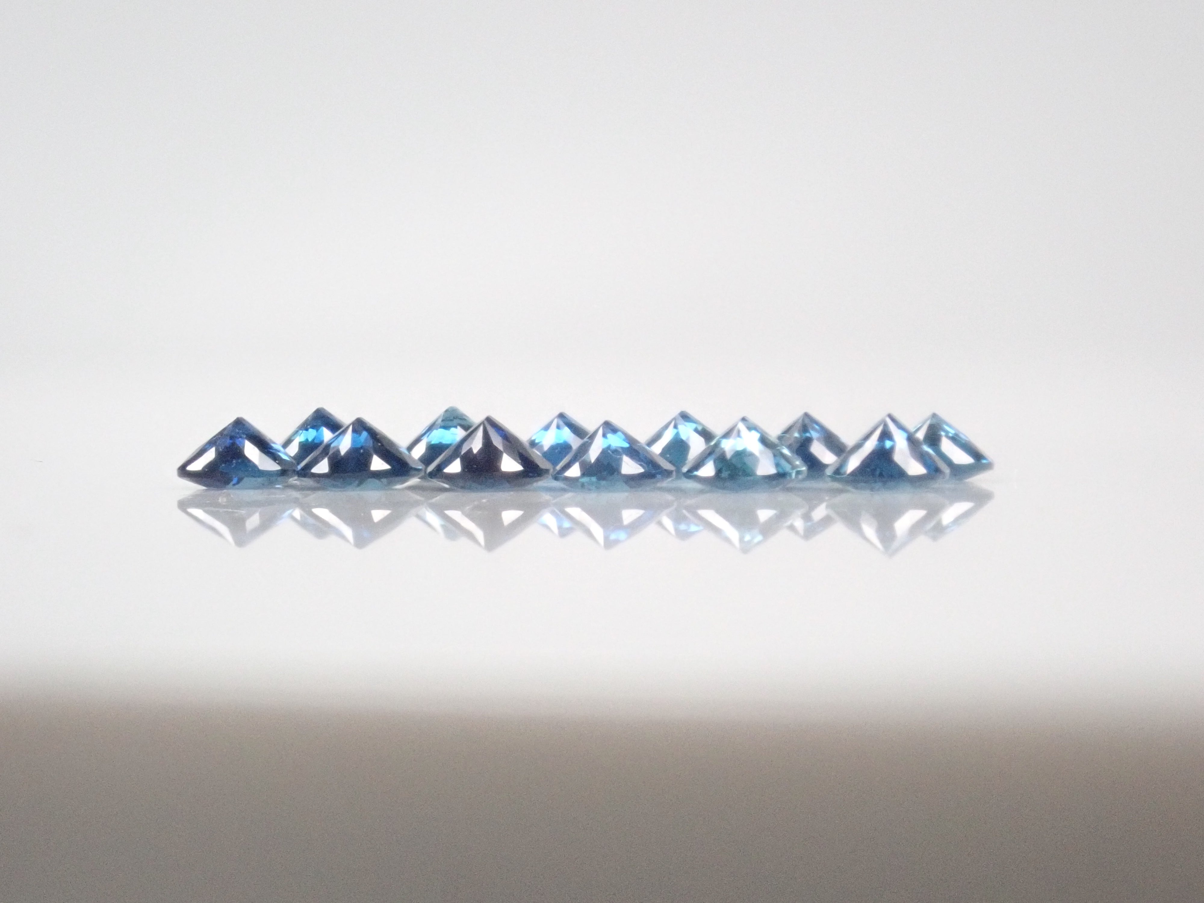 【10/ 22時販売】《限定12石》ブラジル産インディゴライトトルマリンガチャ1石ルース（4×3mm,オーバルカット）《複数購入割引有》