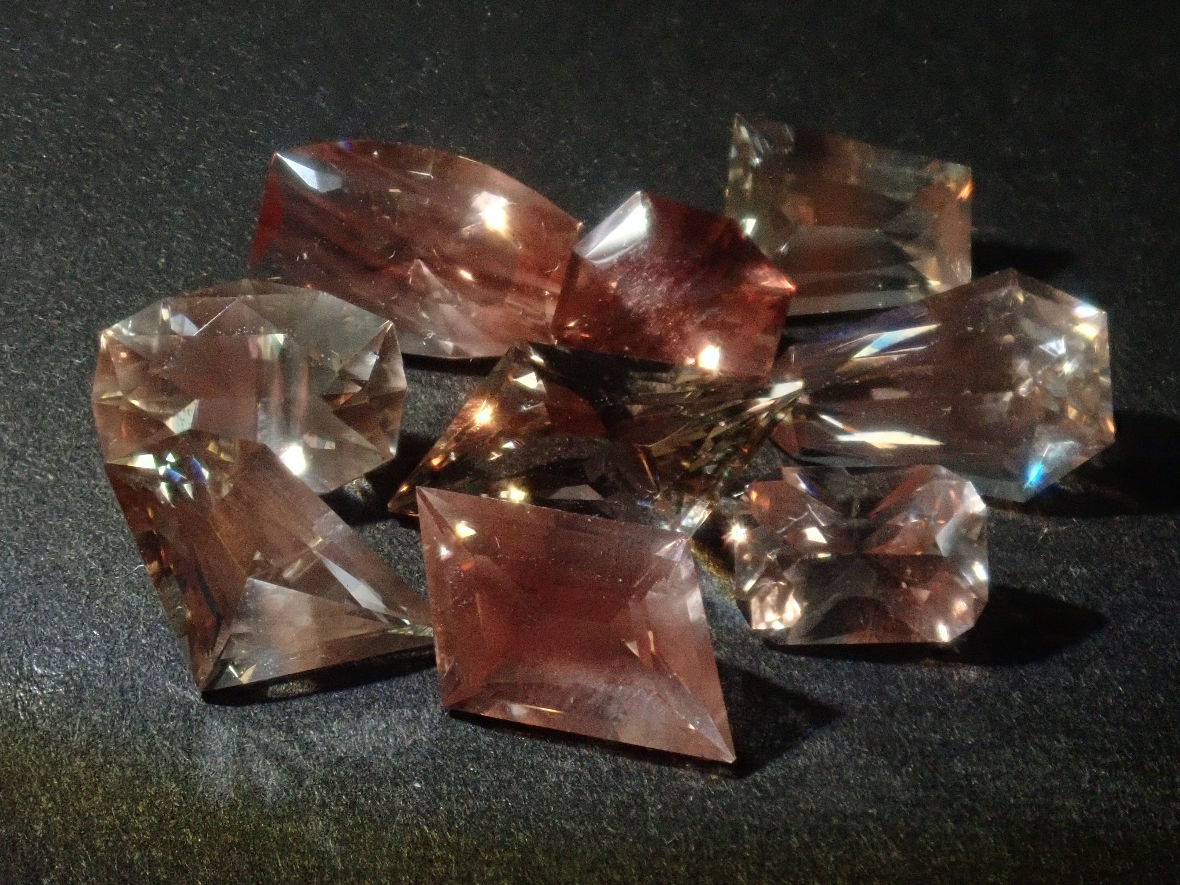 【11/1 22時販売】《限定11石》甲州貴石切子plusthreeやボルテックスカットを含むオレゴンサンストーンガチャ1石ルース（平均1.60ct）《複数購入割引有》