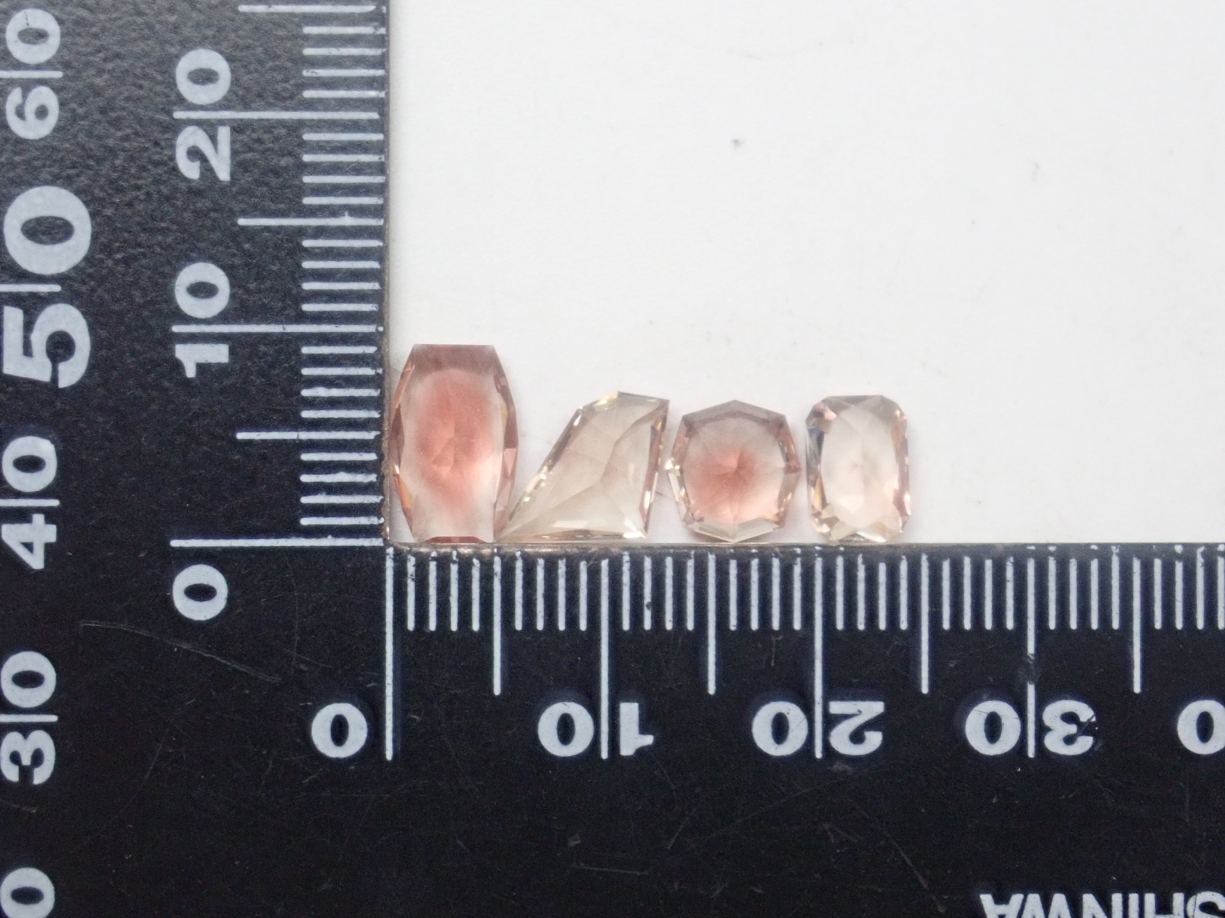 【11/1 22時販売】《限定11石》甲州貴石切子plusthreeやボルテックスカットを含むオレゴンサンストーンガチャ1石ルース（平均1.60ct）《複数購入割引有》