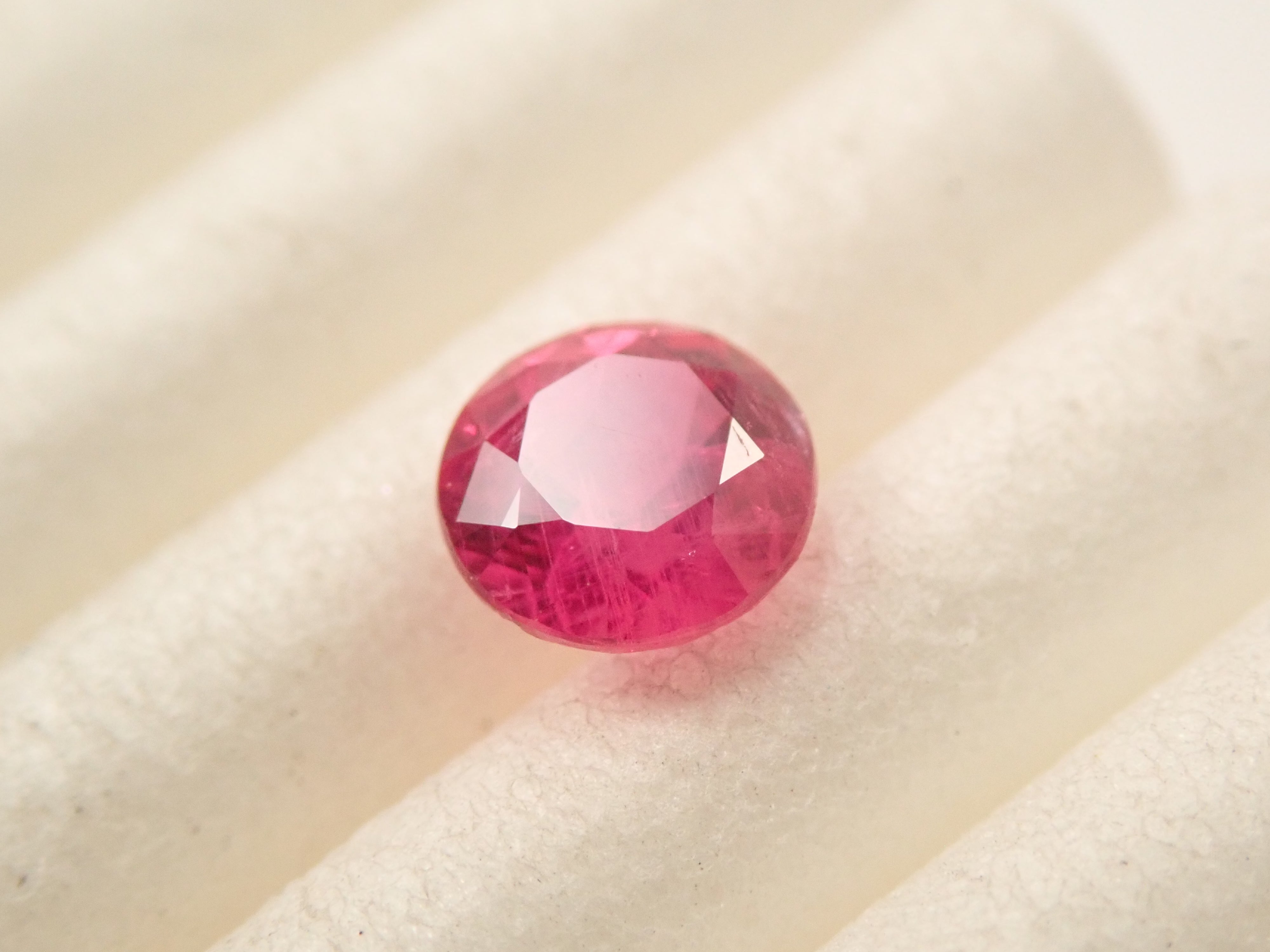 【11月23日晚間10點開售】格陵蘭紅寶石裸石，0.360克拉，附證書