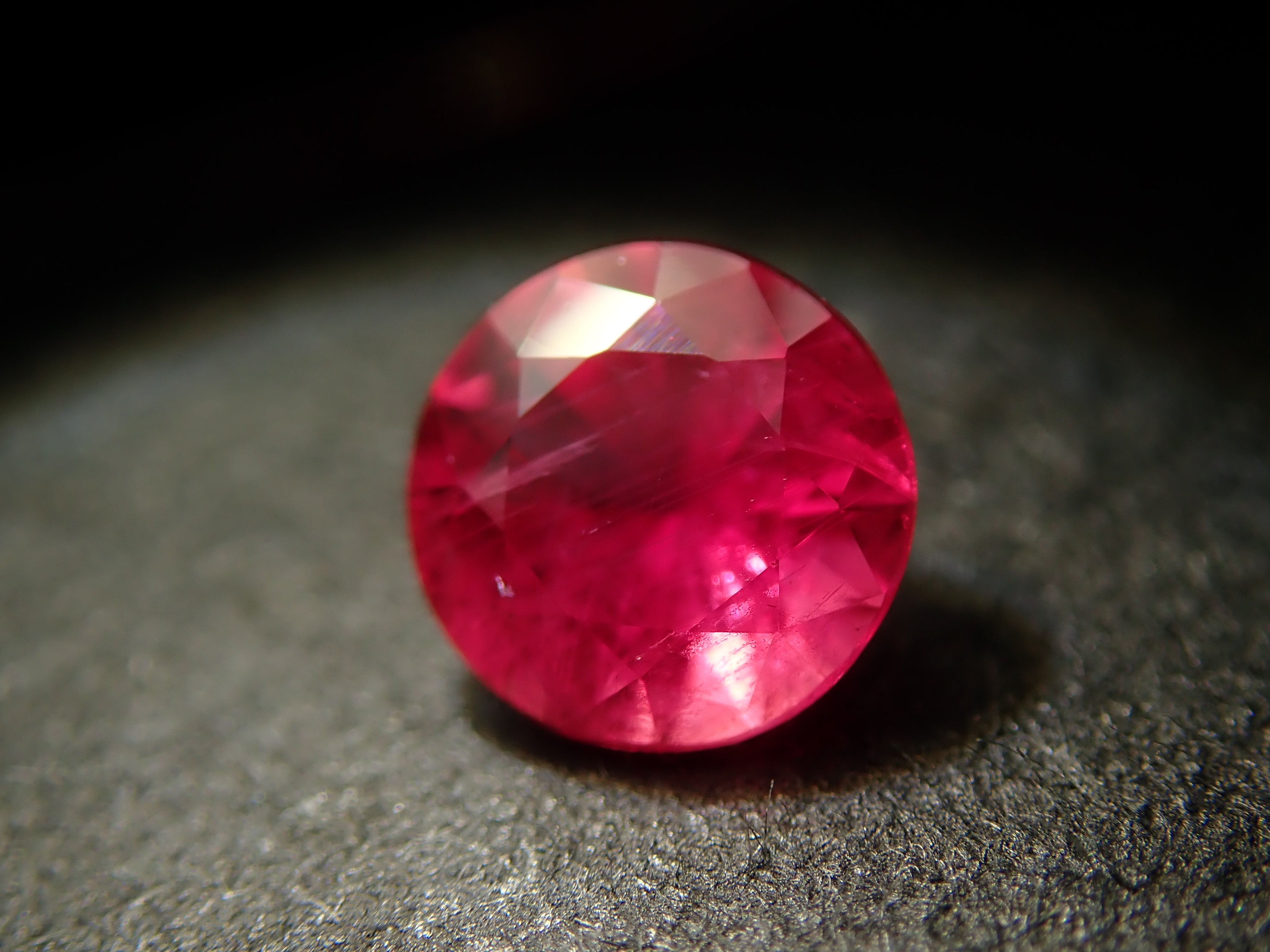 【11月23日晚間10點開售】格陵蘭紅寶石裸石，0.360克拉，附證書