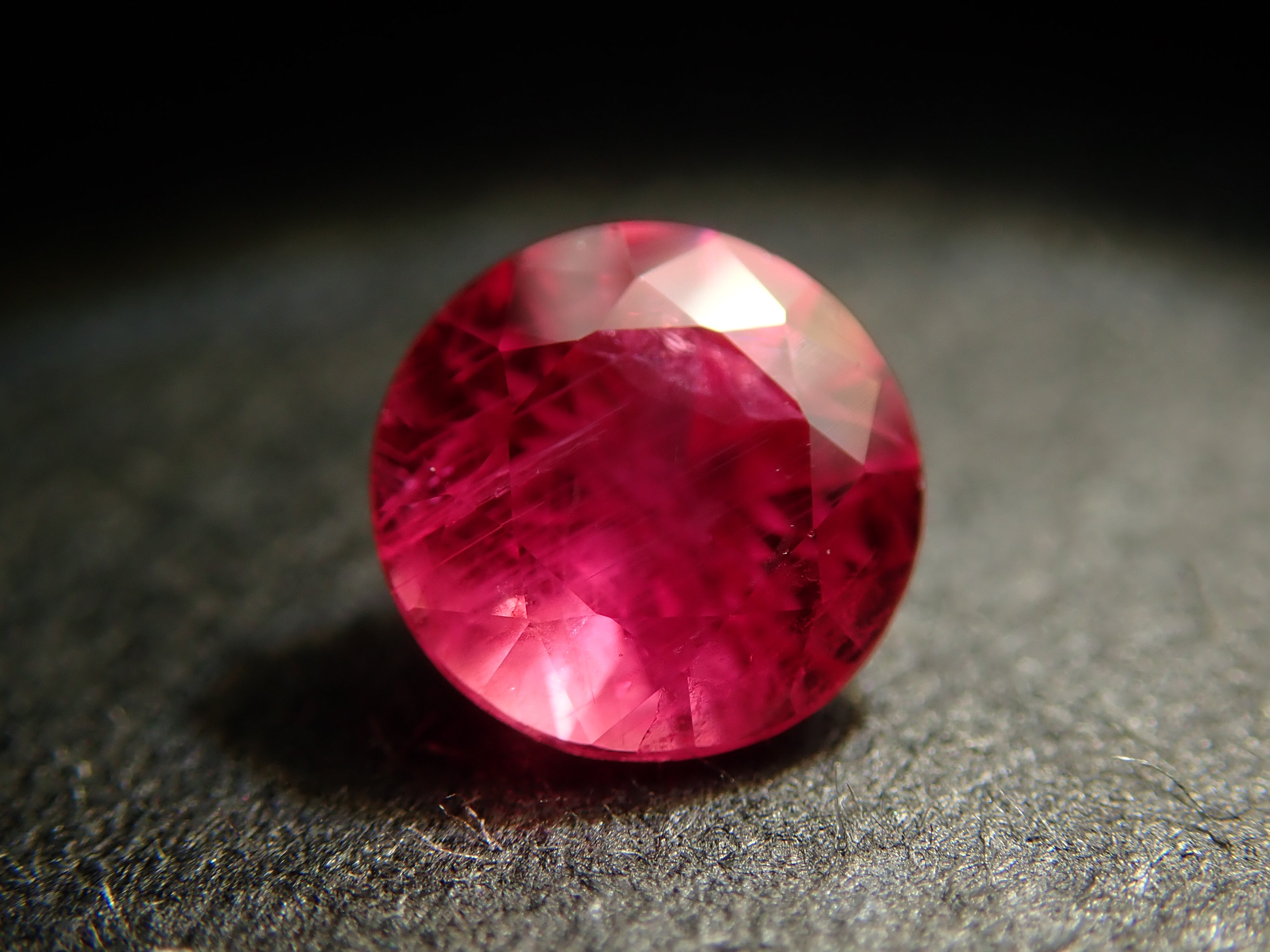 【11月23日晚間10點開售】格陵蘭紅寶石裸石，0.360克拉，附證書